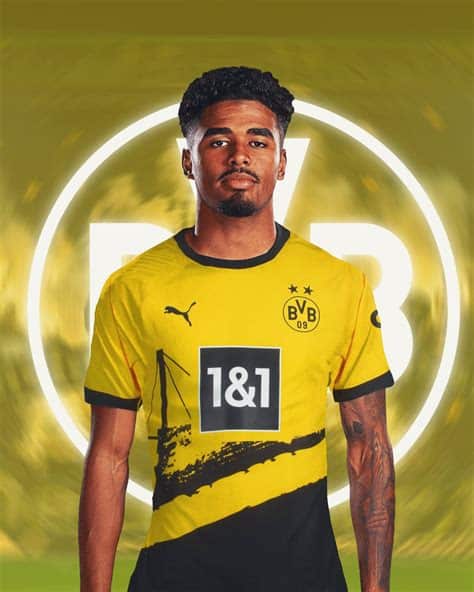 Write informative laconic excerpt under 30 words in mexican spanish for news below. Do not wrap it into quotation marks or html tags. Borussia Dortmund want to sign Ian Maatsen on a permanent basis but are reluctant to meet Chelsea&apos;s £35 million ($44.7m) valuation, sources have told ESPN.The 22-year-old joined Dortmund on loan in January and became a key member of Edin Terzic&apos;s team, playing every minute of their seven Champions League knockout matches which culminated in last weekend&apos;s final defeat to Real Madrid at Wembley.- Stream on ESPN+: LaLiga, Bundesliga, more (U.S.)Prior to that game, Maatsen publicly admitted his future was uncertain and sources have told ESPN that Dortmund are keen to extend his stay in Germany after the full-back made 24 appearances across all competitions, scoring three goals.Chelsea are looking to recoup money through outgoing transfers to maintain compliance with the Premier League&apos;s Profit and Sustainability Rules and are willing to allow a number of fringe players to leave the club including Maatsen, Romelu Lukaku and Trevoh Chalobah.However, sources have told ESPN that Chelsea&apos;s hopes of securing a lucrative deal for Maatsen&apos;s transfer is considered a stumbling block with Dortmund believed to be readying an opening offer considerably lower than that figure. One source suggested their initial offer would likely be between £20m to £25m.Any deal that Chelsea want to form part of their 2023-24 accounting year must be completed by June 30 and Dortmund are hopeful that theoretical deadline could help them negotiate a lower transfer fee. ,El Borussia Dortmund quiere fichar a Ian Maatsen de manera permanente, pero no quieren pagar los £35 millones de valoración del Chelsea. - Fuente: ESPN