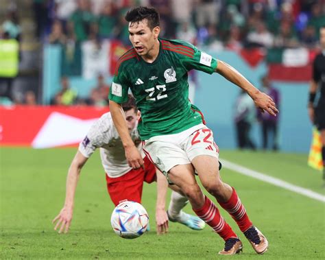 Write informative laconic excerpt under 30 words in mexican spanish for news below. Do not wrap it into quotation marks or html tags. Mexican winger Hirving "Chucky" Lozano has been announced as the first Designated Player (DP) signing for MLS expansion side San Diego FC, the club confirmed on Thursday.Currently with PSV Eindhoven, Lozano will continue playing with the Eredivisie team through 2024 before officially becoming a San Diego FC player in January of 2025.- Stream on ESPN+: LaLiga, Bundesliga, NWSL more (U.S.)ESPN reported earlier this week that Lozano will have a four-year contract and a proposed salary between the $7 to $9 million range. With the Mexico international as the team&apos;s first high-profile signing, San Diego FC and staff continue preparations for their debut MLS season in 2025."It&apos;s an honor to join San Diego FC as the club&apos;s first Designated Player," Lozano said in a news release."It&apos;s exciting to be part of history as we build a club that will compete for championships in MLS. In every country I have played, I always strive to leave a mark, and making an impact for San Diego and in MLS is very important to me."The club&apos;s project and plans for San Diego&apos;s Right to Dream Academy resonated deeply with the career path I&apos;ve had in this sport. I identified with the project immediately and I am confident we will be able to help a lot of youth players from both sides of the border. I am beyond excited and look forward to finishing the year strong with PSV Eindhoven and joining San Diego FC at the start of 2025."Lozano, who will have two option years with San Diego FC after the end of the 2028 season, will be introduced to fans and media next Thursday."Signing a player of the international stature of &apos;Chucky&apos; Lozano is the biggest possible endorsement of our project in San Diego," said San Diego FC owner and Egyptian billionaire Sir Mohamed Mansour."His journey from Pachuca, Mexico, to the world stage resonates with how Right to Dream provides opportunities for talent everywhere, and we hope that story can inspire and motivate the next generation of talent in San Diego County and around the world."A product of Pachuca&apos;s famed academy, the 28-year-old has made a name for himself abroad through stints with Serie A&apos;s Napoli and the Eredivisie&apos;s PSV Eindhoven, where he has played twice. During his time in Europe, he&apos;s collected a Serie A trophy and two Eredivisie titles.Since his Mexican national team debut in 2016, Lozano has earned 70 caps and secured 18 goals along the way, but was recently left out of the 2024 Copa America roster --- along with a handful of other high-profile veteran players.At San Diego FC, Lozano is just the fourth player to be signed after goalkeeper Duran Ferree, Jeppe Tverskov, and Marcus Ingvartsen. Tverskov and Ingvartsen play for San Diego FC sister club FC Nordsjælland and are expected to arrive in the 2025 preseason camp with Lozano. Ferree, a U.S. youth international that was San Diego FC&apos;s first-ever signing, is on loan with the USL Championship&apos;s Orange County SC.The MLS club has yet to announce a head coach or sporting director, and was recently linked with AS Monaco technical director Carlos Aviña Ibarrola before talks fell through.Along with Mansour, San Diego FC is owned by the Sycuan Band of the Kumeyaay Nation (the first Native American tribe to be part of an ownership group of a professional soccer team in the U.S.), San Diego Padres infielder Manny Machado, Zephyr Partners&apos; Brad Termini, and the Right to Dream&apos;s Tom Vernon and Dan Dickinson.Run by Mansour&apos;s London-based Man Capital firm, the Right to Dream is an academy system that has locations in Ghana, Egypt, Denmark, and soon, San Diego. Currently being built alongside San Diego FC&apos;s training facilities, the latest Right to Dream academy near the U.S.-Mexico border is set to attract players from both countries.Vernon told ESPN in 2023 that the San Diego academy will be the "best in class facility in the United States," with plans to have the highest operating cost in MLS for an academy system. ,El extremo mexicano Hirving "Chucky" Lozano ficha por San Diego FC en MLS como Designated Player. Se unirá al equipo en enero de 2025.