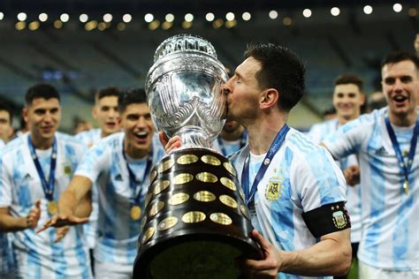 Write informative laconic excerpt under 30 words in mexican spanish for news below. Do not wrap it into quotation marks or html tags. Manchester United defender Lisandro Martínez said the Argentina national team doesn&apos;t consider the 2024 Copa América to be Lionel Messi&apos;s last tournament with La Albiceleste, adding that the captain remains the world&apos;s best player.Messi has said it will be difficult for him to play at the 2026 World Cup, when he will turn 39, though coach Lionel Scaloni has voiced belief that the eight time Ballon d&apos;Or winner can make it to the tournament in the United States, Canada and Mexico.- Stream on ESPN+: LaLiga, Bundesliga, NWSL more (U.S.)"He&apos;s very calm, more than anything he&apos;s enjoying the day to day. It&apos;s beautiful to be here, we all have a great relationship," Martínez said in a media availability Thursday, during the team&apos;s preparations in Fort Lauderdale, Florida."When one is here, one is very happy. We feel at home, which is important. We don&apos;t see it [as his last tournament with Argentina.] We see him happy, and with an impressive level. That&apos;s what I can tell you."Messi has been an integral part of the Argentinian national team&apos;s recent success, captaining the side to win the 2021 Copa América and 2022 FIFA World Cup. Since his debut in 2005, the forward has scored 106 goals in 180 international appearances to become the country&apos;s all-time top scorer.The former Barcelona and Paris Saint-Germain star remains in fine form, scoring 11 goals and adding 12 assists in 12 games for Inter Miami CF in MLS this season. His contract with Miami runs through the end of the 2025 season."Playing with Leo, for us it&apos;s a very important plus," Martínez added. "Everyone knows what Leo represents, he&apos;s the best in the world. Having him play for our team is without a doubt a plus. We are very happy to share the day to day with him."Argentina  will face Ecuador and Guatemala in friendlies to prepare for the upcoming Copa América. The event is being hosted in the U.S., with four teams from Concacaf -- including the hosts -- joining 10 from South America."Copa América is a complicated tournament," Martínez said. "Without a doubt, everyone wants to beat us because we&apos;re the reigning champions."But if we go into it thinking of a couple &apos;favorites&apos; or &apos;strong teams&apos; we&apos;re only hurting ourselves. We know what we represent, so every game for us is a final."Our expectation is to win Copa América."Martínez maintains that the team is focused and training at an "impressive" level that leads him to believe Argentina can once again lift the coveted trophy."Without a doubt, everyone wants to beat us," he said. "But we&apos;re ready for that and work hard for that. We have a great team, with players that are incredible. When training, it&apos;s incredible to see the talent and effort being put in. We&apos;re ready."Argentina kick off their Copa América campaign on June 20 when facing Canada in the inaugural match at Mercedes-Benz Stadium in Atlanta. ,El defensor del Manchester United, Lisandro Martínez, aseguró que el equipo nacional de Argentina no considera que la Copa América 2024 sea el último torneo de Lionel Messi con La Albiceleste.