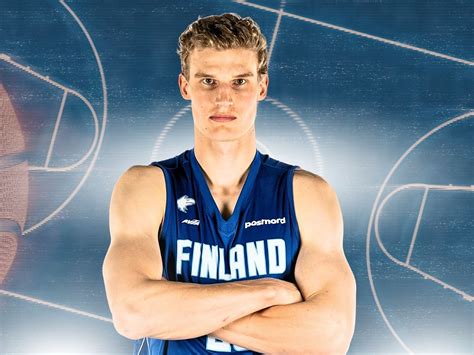 Write informative laconic excerpt under 30 words in mexican spanish for news below. Do not wrap it into quotation marks or html tags. Lauri Markkanen, jugador de la NBA, tuvo un cambio en su posición en el equipo de Cleveland Cavaliers, donde pasó a jugar principalmente como alero en lugar de ala pívot. En la temporada pasada, Markkanen promedió 14.8 puntos, 5.7 rebotes y 1.3 asistencias en 30.8 minutos por juego. A pesar de no alcanzar su máximo potencial en temporadas anteriores, con su nueva posición en los Cavaliers, se espera que Markkanen tenga un año de resurgimiento y pueda mostrar su talento en la cancha.,Lauri Markkanen cambia de posición en Cleveland Cavaliers de ala pívot a alero. Se espera un año de resurgimiento para el jugador de la NBA.