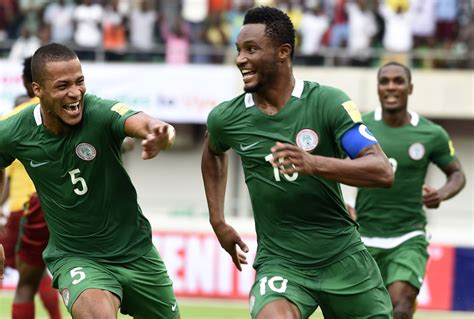 Write informative laconic excerpt under 30 words in mexican spanish for news below. Do not wrap it into quotation marks or html tags. Nigeria&apos;s loss to Benin has left the Super Eagles&apos; chances of qualifying for the 2026 FIFA World Cup in tatters. The Super Eagles, looking for most of the game as if they would rather be anywhere but Abidjan, lost 2-1 on Monday to finish the second qualifying window with a measly three points of a possible 12 from four their games.This may not have sounded a death knell to their hopes of qualifying, with six games still to play, but it is tough to see them making much headway without a significant turnaround in performances.The Super Eagles must now win all six of their remaining games to guarantee themselves a place at the World Cup; on the basis of their performances in these two games, vs. South Africa and Benin, that is as wishful as thinking gets.Nigeria head coach Finidi George made three changes to his starting line-up after the disappointment of a home draw to South Africa, and things looked like they were going according to plan when Raphael Onyedika scored from just inside the box in the 27th minute.But that was as good as it got. Benin took over the game completely, and were level not long after. Calvin Bassey&apos;s error let in Jodel Dossou, who beat Stanley Nwabali from close range, and Steve Mounié took advantage of a defensive walkabout in the Nigeria box to fire home from close range as the first half came to a close.The Super Eagles offered no thing in threats for the next 45 minutes, and the Cheetahs held on for their first victory over Nigeria at this level to go top of the group, at least for a day. For Nigeria, it is time for the recriminations to begin as the once-feared giants of African football are now whimpering their way out of a place at the first 48-team World Cup.Don&apos;t fix (or break) what isn&apos;t brokenNigeria were propelled to the Africa Cup of Nations Final earlier this year by an uncharacteristically strong and disciplined defensive structure; to achieve that, however, they had to sacrifice their attacking instincts.George was handed the job as head coach, in large part, because of his work with the team at close quarters during that time; with the defensive structure set, there was an expectation that minor tinkering would follow up front to make the team more efficient at converting the chances they created.George largely stuck to that formula in his two friendly games as interim coach, but this World Cup qualifying window saw him abandon Jose Peseiro&apos;s solid back three base and replace it with the previous back four.Three goals conceded in the two games suggests the change did not go well; perhaps it might have worked better had players not been deployed in various degrees of unfamiliar positions, but George had to scrape the bottom of his defensive barrel given William Troost-Ekong, Kenneth Omeruo, Zaidu Sanusi, Jamilu Collins and Bruno Onyemaechi were all absent.Bright Osayi-Samuel, a right-back, was deployed at left-back, and Benjamin Tanimu, a centre-back, played at right-back. None of which worked. Only when Osayi-Samuel pulled up with injury in the latter stages of the Benin game, did George revert to something resembling normality -- sending left-footed Bassey to left-back, moving Tanimu central, and bringing in the natural right-back Sodiq Ismael.It is unclear whether George was trying to distance himself from Peseiro&apos;s tactics with his formation changes, but smart money says he should have stuck with what was not broken.Lessons unlearnedGeorge said after the game vs. South Africa that the team would carry the lessons learned from an inspiring second-half performance into the game vs, Benin. That proved to be wishful thinking. Barring the first half half-hour, when they bossed the game and got their goal, the Super Eagles were on the back foot for all but the final five minutes of added time. There was no spirit, no sense of urgency, no attempt to fight back.With time running out, players passed the ball all the way back to the goalkeeper, and then stood around looking lost. When Nwabali hoofed the ball all the way up front, they could barely win it back let alone keep possession.The insipid nature of the performance, more than anything else, is what has left fans with the stunned disbelief that this team can turn things around even with six games to play.The team showed a shocking lack of character or belief, and questions have to be asked of the players. The coach will take the blame for everything, of course, and rightfully so, but the players must also accept accountability for their listless displays.George indirectly called it out in his post game comments."We have to see how the players will start the new season, and see how we can the best out of them," he said. "Everybody must be committed. With that commitment, we will win games. I believe we are going to win games, and if we can win games the battle will still be there. We can&apos;t throw in the towel because we have only three points. We have to find a way to get these payers back in a way for them to perform."Baffling substitutionsGeorge made a number of substitutions across both games in his attempt to steady the ship. Against South Africa, they worked a peach and Nigeria were unfortunate not to win. Against Benin, the substitutions did not work quite so well; hooking the duo of Alex Iwobi and Samuel Chukwueze did not appear to be the best decisions from the bench.Iwobi has taken plenty of flak from Nigerians, including some especially horrid abuse after the Nations Cup, but it was clear over these two games that he was the most energetic of the players whom George had sent out on the pitch.The Fulham midfielder was involved in almost every play by Nigeria, closing down channels, making tackles, hunting down the opposition in possession, winning balls, and making passes.In one passage of play against South Africa, Iwobi went from deep left to chase down a misplaced pass, won the ball back, found Chukwueze with a pass then made himself available for a return ball up in an advanced position. When it did not come, he slipped back into midfield then rotated deep into defence to receive the ball and progress it, all in a 40-second spell. No other player did that. He carried that running into the Benin game. So it came as a surprise when he was hauled off in the second half as Nigeria made a rash of changes.Without Iwobi, Nigeria lost any semblance of midfield ball circulation and resorted to route-one football.Gernot Roht gets his pound of fleshIn the final days of his five-year tenure as Nigeria coach, Gernot Rohr got the Super Eagles to the last round of qualifying for the 2022 World Cup but was fired before he could play for a chance to take them to Qatar 2022. Now Benin coach, he made a point of not dwelling on any thoughts of revenge, and specifically said he was not going for it, but this must feel really special for him. And the manner in which he was picked up and carried around the pitch in celebration by his players after the final whistle showed just how much this result meant to the coach.There are Nigerians who are now definitely wishing Rohr was on their side of the touchline.How does Finidi George surviveThis is the big question.Finidi George could end up serving the shortest tenure of any Super Eagles coach, as Nigeria has already entered panic stations. Immediately after the game, national sports minister John Owan Enoh demanded an explanation from the Nigeria Football federation (NFF), saying "the Super Eagles have underperformed".The tone of the demand was anything but unambiguous."The recent results are unacceptable," the minister said in a statement. "The NFF must provide a comprehensive technical report explaining the reasons behind this poor showing, and give cause why there mustn&apos;t be consequences."The ominous tone suggests the minister himself is under fire from the presidency, which means George will be in some hot okro soup himself from the NFF.Whether he survives in the job is touch and go; expect a lot of movement over the coming days. ,La derrota de Nigeria ante Benín compromete sus posibilidades de clasificar al Mundial de la FIFA 2026. Las Águilas deben ganar los seis partidos restantes para tener opciones.