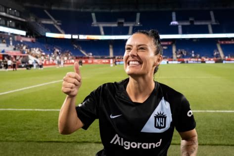 Write informative laconic excerpt under 30 words in mexican spanish for news below. Do not wrap it into quotation marks or html tags. The U.S. Women team led by Ali Krieger and Heather O&apos;Reilly beat the North Carolina Courage 6-3 to win the inaugural women&apos;s event at The Soccer Tournament (TST) and claim the $1 million prize fund.The 7 v 7, winner-takes-all event concluded on Monday in Cary, North Carolina, with Talia Dellaperuta scoring the clinching goal to spark wild celebrations.As well as Krieger and O&apos;Reilly, the team included other former United States women&apos;s national team stars such as Lori Lindsey, Allie Long, and Lori Lawson, while Carla Overbeck, Carli Lloyd, Michelle Akers and Mia Hamm were all involved as coaches with the squad."Every single person, staff, players, we deserve it. One million dollars!," O&apos;Reilly said in a team huddle after the victory.The winnings were split equally among the 25-strong group, with each member earning $40,000.The US Women were beaten in their opening game of the group stage by Streetball FC Canada but won all of their remaining matches en route to the title.The men&apos;s competition was won by La Bombonera, who beat Nani FC (captained by the former Manchester United winger) 4-0 in the final.TST will return at the end of May 2025 for its next edition.  ,El equipo femenil de EE.UU., liderado por Ali Krieger y Heather O'Reilly, venció a North Carolina Courage 6-3 para ganar el torneo inaugural de fútbol en The Soccer Tournament.