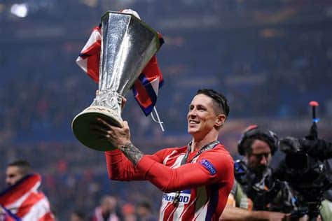 Write informative laconic excerpt under 30 words in mexican spanish for news below. Do not wrap it into quotation marks or html tags. World Cup-winning former Spain striker Fernando Torres has been named head coach of Atlético Madrid&apos;s B team, the LaLiga club said in a statement on Tuesday."I accept it as a great challenge with a lot of ambition and the tranquility of knowing that we are ready," Torres, who previously coached Atlético&apos;s under-19s, said, adding that he understood that the objective of the B team is to develop players for the club&apos;s first team.During his time as coach of the U19s, Torres won two league titles, one Copa de Campeones and reached the semifinals of the UEFA Youth League.Torres replaces Luis García Tevenet, who earned back-to-back promotions in his first two years and finished ninth in Spain&apos;s third tier. Tevenet is set to join Diego Simeone&apos;s first-team coaching staff.Torres, 40, scored more than 100 goals in two spells at his boyhood club Atlético. He helped Spain win the European Championship in 2008 and 2012 and their first World Cup in 2010.The forward also played for Liverpool, Chelsea and AC Milan, winning the Champions League and Europa League with the London club. He also lifted the Europa League with Atlético in 2018. ,El exdelantero y campeón del mundo con España, Fernando Torres, es nombrado entrenador del Atlético de Madrid B. Reemplaza a Luis García Tevenet.