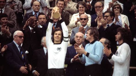 Write informative laconic excerpt under 30 words in mexican spanish for news below. Do not wrap it into quotation marks or html tags. Germany&apos;s late World Cup-winning captain and coach Franz Beckenbauer will be honoured by UEFA at the Euro 2024 opening ceremony in the Munich Football Arena on Friday, European football&apos;s governing body said.Beckenbauer, one of his country&apos;s greatest players, captained West Germany to a European Championship triumph in 1972 and a World Cup success in 1974 before winning the World Cup again as manager in 1990. He died in January, aged 78.The opening ceremony will see Beckenbauer&apos;s wife Heidi carry the Henri Delaunay Cup -- the tournament&apos;s championship trophy -- along with Germany&apos;s two Euro-winning captains Bernard Dietz and Jürgen Klinsmann.This will ensure "all three of Germany&apos;s UEFA Euro triumphs are reflected," UEFA said in a statement on Tuesday.The venue of the ceremony is also home to Bayern Munich, the club where Beckenbauer played for over a decade, winning three successive European Cups from 1974 to 1976.The opening ceremony will precede Germany&apos;s opening match in the tournament against Scotland in Group A. ,El exjugador y entrenador alemán Franz Beckenbauer será honrado por la UEFA en la ceremonia de apertura de la Euro 2024 en Múnich el viernes.