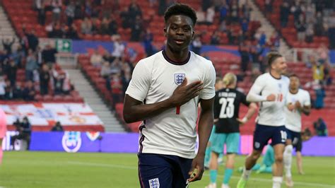 Write informative laconic excerpt under 30 words in mexican spanish for news below. Do not wrap it into quotation marks or html tags. Bukayo Saka is expected to be fit for England&apos;s Group C opener against Serbia on Sunday, sources have told ESPN.The 22-year-old only took a limited part in training last week as he stepped up his recovery from a muscular problem which ruled him out of Arsenal&apos;s final Premier League game against Everton last month.Saka missed England&apos;s first warm-up game against Bosnia but played the final 25 minutes of last Friday&apos;s 1-0 defeat to Iceland at Wembley.Sources have told ESPN that Saka is pushing to start against Serbia and should be available barring any setbacks over the next few days.England trained at the Jena Stadium in a UEFA-organised public session on Tuesday. Jude Bellingham returned to the group after being given last week to rest following his Champions League triumph with Real Madrid against Borussia Dortmund.Lewis Dunk is set to return to training following a knee problem while Manchester United&apos;s Tom Heaton is now with the squad after Southgate asked the 38-year-old to act as a "training goalkeeper" to aid preparations for Jordan Pickford, Aaron Ramsdale and Dean Henderson. ,Bukayo Saka espera jugar en el debut de Inglaterra ante Serbia en la Eurocopa. Jude Bellingham se reincorporó al equipo tras Champions League. Lewis Dunk volverá a entrenar. Tom Heaton reforzará porteros.