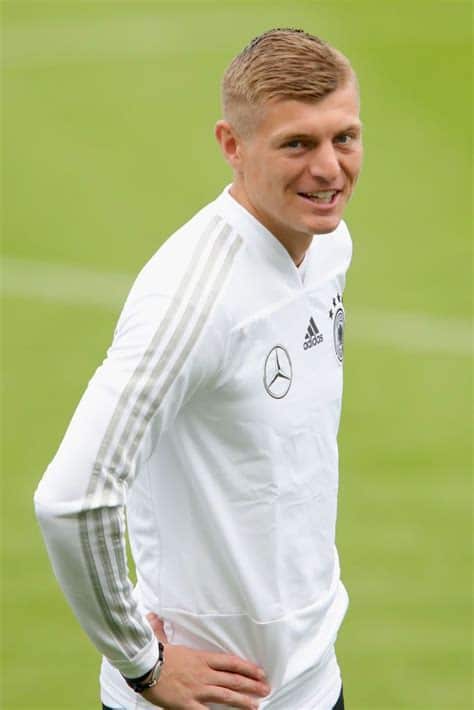 Write informative laconic excerpt under 30 words in mexican spanish for news below. Do not wrap it into quotation marks or html tags. Toni Kroos has called the training-ground fallout between Antonio Rüdiger and Niclas Füllkrug a "good thing" at a news conference ahead of Euro 2024.Having played against each other in the Champions League final earlier in June, Rüdiger and Füllkrug were widely reported to have fallen out in a crossing drill during Germany&apos;s Monday training session, with the situation ending with the two men pushing one another.Asked about the incident on Tuesday, Kroos said: "I see it as a good thing when situations like this occur. Although I had to take the wind out of the sails a little, it wasn&apos;t meant to be taken too seriously."The only person Niclas was angry with was the referee. He knows that it&apos;s his own fault if he gets into a duel with Toni."The pair were seen smiling as they walked out to training together on Tuesday.Kroos, who won the Champions League alongside Rüdiger with Real Madrid in his last ever club game, will retire from football after Germany&apos;s European Championship campaign this summer.He said it is a privilege to compete in a final tournament in his home nation even though it comes with added expectation."Basically, at every tournament on home soil [there is pressure]. It is even more special," Kroos said. "You get feedback instantly, the positive and the negative. We have a big responsibility for the atmosphere in the country for the next few weeks. We know what this is about but it is also a great honour and joy to play this tournament."Germany kick off the tournament this Friday, facing up against Scotland in Munich. ,Toni Kroos considera positivo el altercado entre Rüdiger y Füllkrug en el entrenamiento antes de la Euro 2024. Alemania inicia el torneo enfrentando a Escocia el viernes.