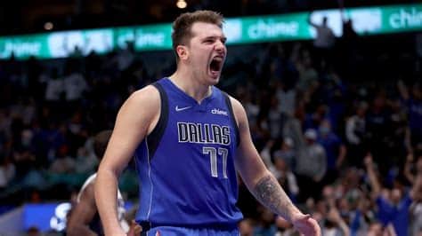 Write informative laconic excerpt under 30 words in mexican spanish for news below. Do not wrap it into quotation marks or html tags. Luka Doncic ha firmado una extensión de contrato con los Mavericks por cinco años y $207 millones En la temporada pasada, Doncic promedió 27.7 puntos, 8.6 asistencias y 8.0 rebotes por partido, llegando a su máximo de carrera en porcentaje de tiros de campo (47.9%) y porcentaje de tiros de tres puntos (35.0%) Doncic es considerado uno de los favoritos al premio de Jugador Más Valioso (MVP) para la temporada 2021-2022,Luka Doncic renueva con los Mavericks por $207 millones. Estadísticas destacadas la temporada pasada y favorito al MVP.