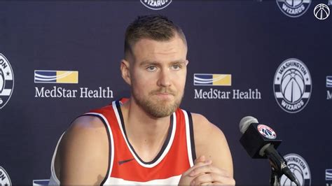 Write informative laconic excerpt under 30 words in mexican spanish for news below. Do not wrap it into quotation marks or html tags. Kristaps Porzingis, jugador de los Mavericks de la NBA, ha tenido dificultades para mantenerse en la cancha debido a lesiones constantes. A pesar de sus estadísticas destacadas durante las temporadas en que ha estado saludable, la consistencia de Porzingis se ha visto afectada por su historial de lesiones. Si bien se espera que Porzingis juegue un papel importante en el equipo de los Mavericks la próxima temporada, su historial de lesiones crea incertidumbre sobre su valor en el draft de fantasía.,Porzingis, de los Mavericks, lucha con lesiones, afectando su consistencia. Su historial cuestiona su valor en el draft de fantasía.