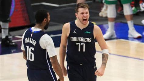 Write informative laconic excerpt under 30 words in mexican spanish for news below. Do not wrap it into quotation marks or html tags. Luka Doncic de los Mavericks de Dallas firmó una extensión de contrato de cinco años y $207 millones de dólares en la temporada baja. En la temporada pasada, Doncic promedió 27.7 puntos, 8.6 asistencias, 8.0 rebotes y 1.0 robos en 34.3 minutos por partido. Doncic tuvo una destacada actuación en los playoffs contra los Clippers, promediando 35.7 puntos, 10.3 asistencias, 7.9 rebotes y 1.3 robos en 40.2 minutos por partido. La estrella de los Mavericks de Dallas, Luka Doncic, firmó una extensión de contrato millonaria de cinco años y $207 millones de dólares en la temporada baja. En la temporada pasada, Doncic tuvo un promedio de 27.7 puntos, 8.6 asistencias, 8.0 rebotes y 1.0 robos en 34.3 minutos por partido. Además, tuvo una destacada actuación en los playoffs contra los Clippers, promediando 35.7 puntos, 10.3 asistencias, 7.9 rebotes y 1.3 robos en 40.2 minutos por partido.,La estrella de los Mavericks de Dallas, Luka Doncic, firma contrato de $207 millones por 5 años. Excelente desempeño en playoffs.