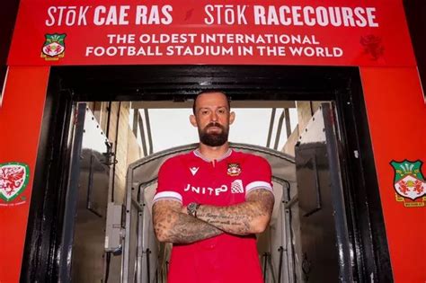 Write informative laconic excerpt under 30 words in mexican spanish for news below. Do not wrap it into quotation marks or html tags. Jun 18, 2024, 10:50 AM ETSteven Fletcher will remain at Wrexham for their 2024-25 season in League One. Photo by Ben Roberts Photo/Getty ImagesWrexham have confirmed that striker Steven Fletcher has signed a contract extension and will remain at the club for the 2024-25 season.Fletcher was a key member of the Wrexham side that secured promotion to League One last season, scoring eight goals in 34 appearances."I&apos;m delighted to have signed another year, and I&apos;m really looking forward to the season ahead," Fletcher said in a statement on Tuesday.The 37-year-old, who joined Wrexham as a free agent last September, has had spells in the Premier League with Burnley, Wolves and Sunderland."We&apos;re pleased Steven has re-signed, " Wrexham manager Phil Parkinson said."He played a key role on and off the pitch last season and we look forward to working with him again in our League One campaign." ,El delantero Steven Fletcher continuará en el Wrexham para la temporada 2024-25 de la League One tras firmar extensión de contrato.