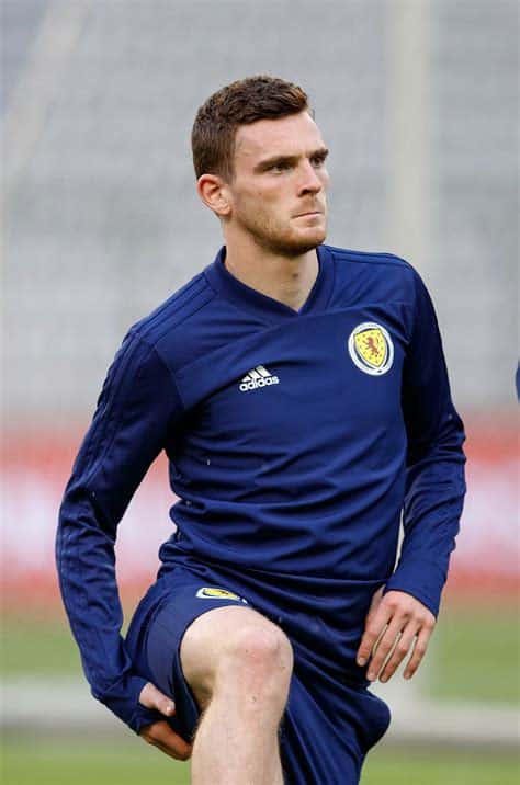 Write informative laconic excerpt under 30 words in mexican spanish for news below. Do not wrap it into quotation marks or html tags. playScotland&apos;s Clarke: No excuses when you lose 5-1 (1:19)Steve Clarke discusses how Scotland have responded to their 5-1 defeat in their opening Euro 2024 fixture as they prepare to face Switzerland. (1:19)COLOGNE -- Scotland captain Andy Robertson has called on his team to play without fear in their key Euro 2024 clash with Switzerland on Wednesday evening and said it&apos;s time for the team to deliver for their thousands of fans who have travelled to Germany.Scotland fell 5-1 to Germany in their Euro 2024 opener last Friday. The margin of defeat means Scotland desperately need to get a result against Switzerland in Cologne on Wednesday if they are to progress to the knockout stages. But it promises to be a tricky task given how well Switzerland played in their 3-1 win over Hungary on Saturday.Robertson said he allowed the team to compartmentalise their heavy defeat on Saturday but told them to park any anger by the evening, with attention turning to Switzerland.The Liverpool defender says the Swiss are a "template" for what Scotland want to become at major tournaments but is confident his team will be able to deliver if they can tap into the same winning mentality that saw them progress through a tricky qualification group with Spain and Norway."You&apos;ve seen a team [in qualification] that was full of belief and ready to fight for each other and ready to go for every single ball and maybe on Friday we played a wee bit with fear, which we didn&apos;t want," Robertson said.He added: "We need to be at our best again to try and get anything off Switzerland. And if we do that, we do believe that we can try and get a result, but they&apos;ll also be full of belief, full of confidence and rightly so after what they did on Saturday."But we have to show what we are about. We have to show what Scotland&apos;s about and if we do that then we believe that hopefully we can cause them problems and we can get a bit further up the pitch and causing problems in the box and things like that."But it&apos;s not going to be easy. They&apos;re a really good team and that&apos;s why we go into it. We&apos;re confident that we can get a result, but we&apos;re also full of praise of Switzerland. But like I said, maybe a wee bit of fear came in on Friday and we will be trying to make sure that that doesn&apos;t happen tomorrow."Andy Robertson has urged Scotland to raise their level against Switzerland. Jasmin Walter - UEFA/UEFA via Getty ImagesScotland have incredible support in Germany, with estimates putting around 200,000 fans travelling to Euro 2024 to support Steve Clarke&apos;s side. Robertson feels Scotland let the fans down with their performance on Friday night and said he&apos;s desperate to put that right."It is easy to talk about a game of football before or after the game, whatever you want, but it&apos;s not as easy to go out and do it and that&apos;s what we have to focus on. We need action."Obviously there was a lot of talk after the game as well. A lot of people critical and a lot of people probably from the outside couldn&apos;t wait to kind of dip into it. Yeah, so that&apos;s fine for them. They get paid to do that and we respect that, but now we have to act, we have to be on the pitch and we have to do a lot better on the pitch and that&apos;s what we are focused on."There was maybe a bit of hype around us in our own country and people excited and we love that and we hope they&apos;re excited again tomorrow, but we have to try and give them something to shout about because the support we had on Friday was right up there and we let them down."We didn&apos;t give them much to shout about, but even then they still supported us right to the end and we appreciate that massively and come tomorrow and the next game we will hopefully give them a bit more to shout about."Clarke said Scotland have a fully fit squad to choose from, with only Ryan Porteous absent due to the suspension he picked up for the red card against Germany. ,Andy Robertson, capitán de Escocia, pide jugar sin miedo contra Suiza en crucial partido de Euro 2024 tras derrota 5-1 ante Alemania.