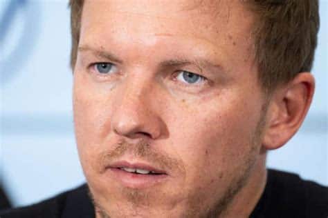 Write informative laconic excerpt under 30 words in mexican spanish for news below. Do not wrap it into quotation marks or html tags. Jun 18, 2024, 05:28 PM ETGermany might have the youngest coach of the European Championship, but it also has the oldest squad.Much has been made of Julian Nagelsmann ushering in a new generation of exciting talent and the likes of Florian Wirtz (21), Jamal Musiala (21) and Kai Havertz (25) picked Scotland apart in Germany&apos;s 5-1 opening win at Euro 2024.But - based on the average age of the squads - Germany has the oldest group at the tournament, with 10 of the 26 members aged 30 or older.A win on Wednesday in Stuttgart could see Germany earn a spot in the knockout stage and Nagelsmann said his blend of veteran stars and young talent can take the host nation all the way."We have to find new solutions because we&apos;re the oldest squad, we need to have more younger players in the future. But for this tournament, it&apos;s the perfect mix and we can be very successful," he said."It&apos;s always good to have a good mix in your team between experienced players and young, talented players," Nagelsmann said on the eve of his team&apos;s second match of Euro 2024, against Hungary. "I think it&apos;s important that the young players are open minded, listen to the older players with experience, to improve."We have some experienced players in the squad. They have all experienced different situations, have solutions for different situations, especially when you talk about pressure, when you talk about situations to deal with on the pitch and off the pitch."At 38, Germany goalkeeper Manuel Neuer is two years older than his coach. Toni Kroos and Thomas Müller are both 34, with captain Ílkay Gündogan only a year younger.Kroos announced last month that he would retire at the end of Euro 2024 and he appears set to bow out of soccer with performances that are as good as at any other stage of his glittering career.Kroos put on another passing masterclass against Scotland. He played 102 passes - more than any other player on the field - and misplaced just one."He&apos;s still one of the top three players in the world who can find players in between the lines of the opponents, and better positions, offensive positions to create chances and I think he will do it tomorrow as well," Nagelsmann said at Tuesday&apos;s news conference in Stuttgart."It&apos;s not it&apos;s not that easy to defend against him. I think Hungary will have a plan to defend against him a little bit more than the Scottish team. But Toni is clever enough and smart enough to find solutions and then he will have a big impact tomorrow as well."Germany is winless in its past three matches against Hungary and was beaten when the two sides last met, in September 2022. ,Alemania, con el entrenador más joven, tiene el equipo más viejo en la Euro 2024. El mix de jugadores jóvenes y veteranos busca éxito.