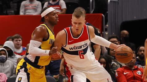 Write informative laconic excerpt under 30 words in mexican spanish for news below. Do not wrap it into quotation marks or html tags. Kristaps Porzingis continúa enfrentando lesiones y eso afecta su rendimiento en la cancha. A pesar de sus lesiones, Porzingis ha mostrado su talento y versatilidad como un jugador de 7 pies que promedia más de 1.5 triples y 1.5 bloqueos por partido. Porzingis ha tenido temporadas sólidas en términos de puntos, rebotes y asistencias, pero su historial de lesiones sigue siendo una preocupación para los equipos de fantasía.,Lesiones afectan rendimiento en la cancha de Kristaps Porzingis, estrella de 7 pies con talento y versatilidad, aunque historial de lesiones preocupa equipos de fantasía.