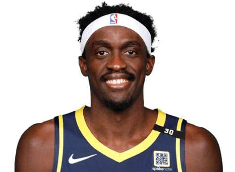 Write informative laconic excerpt under 30 words in mexican spanish for news below. Do not wrap it into quotation marks or html tags. El jugador de baloncesto Pascal Siakam tuvo una destacada temporada 2021-2022, siendo nombrado en el Third Team All-NBA y estableciendo nuevos récords personales en rebotes, asistencias y robos. A pesar de jugar más minutos como centro debido a la estrategia de juego pequeño de los Raptors, Siakam mantuvo un porcentaje de tiros de tres puntos bajo y se espera que continúe en esa posición esta temporada. Siakam ha estado involucrado en rumores de traspaso, pero se espera que siga siendo una pieza clave en el equipo de los Raptors y tenga un papel importante en la ofensiva junto a Fred VanVleet y OG Anunoby.,Pascal Siakam destaca en los Raptors con récords y nominación al All-NBA. A pesar de rumores de traspaso, se espera que siga siendo pieza clave.