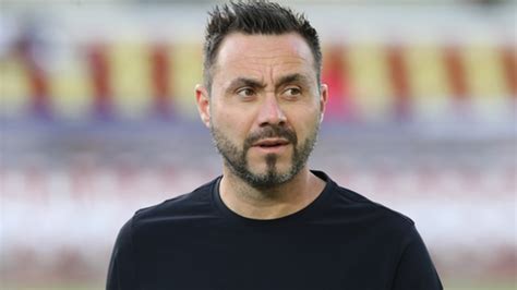 Write informative laconic excerpt under 30 words in mexican spanish for news below. Do not wrap it into quotation marks or html tags. Jun 25, 2024, 02:50 AM ETRoberto De Zerbi has agreed a deal to take over as Marseille&apos;s head coach. David Horton - CameraSport via Getty ImagesMarseille have agreed a deal in principle to appoint former Brighton manager Roberto De Zerbi as their new head coach, the French club announced on Monday.In a statement, Marseille said they were "working with all parties involved to formalise the arrival of the Italian coach and his staff on the OM bench, and to prepare for his arrival in Marseille in the coming days."De Zerbi, 45, coached Brighton to a sixth-place finish in the Premier League in the 2022-23 season, helping the club reach European competition for the first time in their history.While they made it to the Europa League round of 16, where they were eliminated by Roma, Brighton struggled to replicate their impressive domestic form from the season prior in 2023-24. They finished 11th as the club and coach decided to part ways at the end of the season.Marseille&apos;s 2023-24 season was turbulent, beginning the campaign under the stewardship of Spanish coach Marcelino before he resigned seven games into his tenure. Former Italy midfielder Gennaro Gattuso replaced him at the helm in September 2023 only to be fired five months later. Jean-Louis Gasset saw out the term as Marseille finished eighth, outside the European places. ,El italiano Roberto De Zerbi ha acordado ser el nuevo entrenador del Marsella, tras salir del Brighton en la Premier League.