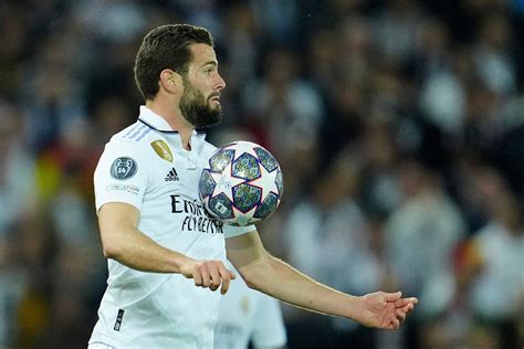 Write informative laconic excerpt under 30 words in mexican spanish for news below. Do not wrap it into quotation marks or html tags. Jun 25, 2024, 04:54 AM ETNacho has won six Champions League titles with Real Madrid. Photo by Flor Tan Jun/Getty ImagesNacho Fernandez has left Real Madrid ahead of an expected move to the Saudi Pro League, the club announced on Tuesday.Nacho captained the team to the Champions League and LaLiga double this season but has left the club at the end of his contract.Sources have told ESPN that he is set to sign for Al Qadsiah in the SPL. He had been in advanced talks with Al Ittihad, but the centre-back, 34, was then offered a deal by Al Qadsiah and decided to accept it as he was keen to resolve his future as soon as possible, the source added."Real Madrid wants to express its gratitude and affection to Nacho, one of the great legends of our club," the statement said. "All Real Madrid fans feel the utmost pride in one of the most legendary youth players in our history."The president of Real Madrid, Florentino Pérez, added: "Since he arrived at our youth academy as a child, Nacho has always been an example of improvement for everyone and has earned the love, recognition and admiration of all Real Madrid fans. Real Madrid is and will always be his home."Nacho has won a joint-club record 26 trophies with Madrid, having joined the club aged 10. He made his first-team debut in 2012. ,El defensor Nacho ha dejado el Real Madrid para unirse a la liga saudí. Ganó seis títulos de la Champions League con el club.