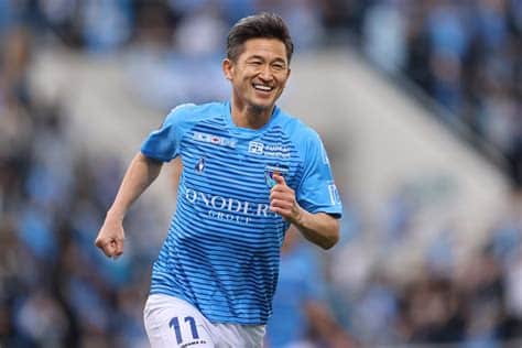 Write informative laconic excerpt under 30 words in mexican spanish for news below. Do not wrap it into quotation marks or html tags. Jun 25, 2024, 08:37 AM ETKing Kazu has played for a wide range of clubs during his 39-year football career. Jinhee Lee/NurPhoto via Getty ImagesJapanese striker Kazuyoshi Miura, who is widely recognised as world football&apos;s oldest active professional, has returned to Japan to join fourth-tier side Atletico Suzuka Club on loan.Miura, known as "King Kazu," will now play in his 39th year of professional football. Last season he played for Portuguese side Oliveirense on loan from Yokohama FC. He has previously played for a string of clubs around the world, including including Palmeiras, Genoa, Dinamo Zagreb and Vissel Kobe."In this situation I am in now, quitting is not an option for me," he told reporters on Tuesday. "I thought about where and how I could express my passion, and I decided that Atletico Suzuka would be the best place for me to do so."He added: "The most important thing I considered when deciding on this move was how much playing time I could get. I know that it is not guaranteed, and I don&apos;t know how much I will be able to play in the games with this team."But when I thought about the possibilities, Suzuka was the most the best options to be able to do so. I think that was the biggest deciding factor... I am 57 years old now. I am quite old. Compared to other players, I am clearly older. I am often told to play like a veteran player, but regardless of my age, I want to play in a way that is not like a veteran player."The former Japan national team forward scored 55 goals in 89 games for Japan. He won the Asian Cup in 1992 and is Japan&apos;s second-highest all-time scorer.Information from the Associated Press contributed to this report. ,El japonés Kazuyoshi Miura, conocido como "King Kazu", regresa a Japón para jugar con Atletico Suzuka Club en su 39º año como profesional.