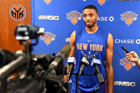 Write informative laconic excerpt under 30 words in mexican spanish for news below. Do not wrap it into quotation marks or html tags. Mikal Bridges, jugador de los Phoenix Suns, ha demostrado ser una opción confiable en fantasy al promediar 14.2 puntos, 4.2 rebotes, 2.3 asistencias y 1.2 robos por partido en la temporada pasada. Bridges tuvo una ligera disminución en su efectividad desde el rango de tres puntos, pero sigue siendo eficiente en general, con un 53.4% de acierto en tiros de campo. Es considerado uno de los mejores jugadores defensivos de la liga y se espera que tenga amplias oportunidades de contribuir en la próxima temporada. La fuente de esta información es un análisis detallado de la temporada pasada de Mikal Bridges y su proyección para la próxima temporada. No se menciona el motivo por el cual ocurrió esta noticia.,Mikal Bridges, jugador de los Phoenix Suns, destacó en fantasy con 14.2 puntos, 4.2 rebotes, 2.3 asistencias y 1.2 robos por partido. A pesar de una leve caída en triples, su eficacia en campo sigue sólida. Admirado por su defensa, se prevén grandes aportes en la próxima temporada.