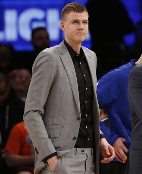 Write informative laconic excerpt under 30 words in mexican spanish for news below. Do not wrap it into quotation marks or html tags. El jugador de baloncesto Kristaps Porzingis ha tenido una carrera marcada por lesiones y altibajos. En la temporada pasada, Porzingis promedió 20.2 puntos, 8.1 rebotes y 2.3 asistencias por partido, con un 45.9% de acierto en tiros de campo. A pesar de su talento, las lesiones continúan siendo un motivo de preocupación para los equipos de fantasy basketball al considerar a Porzingis en el draft.,El talentoso Kristaps Porzingis enfrenta preocupaciones de lesiones en la temporada de fantasy basketball por su historial complicado.