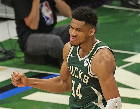 Write informative laconic excerpt under 30 words in mexican spanish for news below. Do not wrap it into quotation marks or html tags. - Giannis Antetokounmpo, jugador estrella de los Milwaukee Bucks, ha sido reconocido por su destacada actuación en la temporada pasada, donde promedió 29.9 puntos por juego, 11.6 rebotes, 5.8 asistencias y 1.4 bloqueos. Fuente: NBA Per Game Stats. - A pesar de su pobre desempeño en tiros libres, con un 72.2 por ciento de acierto, Antetokounmpo se encuentra entre los mejores jugadores de fantasía, situándose en el top 10 en producción por juego. Fuente: NBA Fantasy Points Per Game. - Antetokounmpo continúa mejorando su juego y se espera que sea uno de los mejores jugadores en la próxima temporada de la NBA. Su dominio en la cancha y su habilidad para impactar en todas las áreas del juego lo convierten en una elección segura en los Drafts de fantasía.,Giannis Antetokounmpo, estrella de los Milwaukee Bucks, impresionó la temporada pasada con promedios altos y se espera brille aún más en la próxima temporada de la NBA.