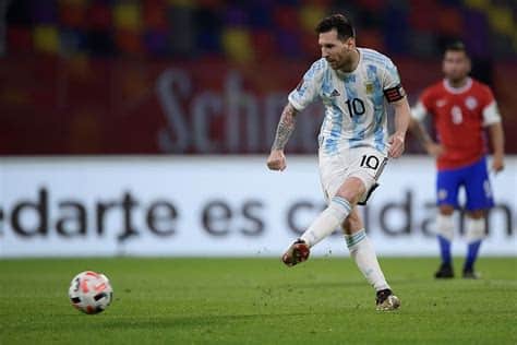 Write informative laconic excerpt under 30 words in mexican spanish for news below. Do not wrap it into quotation marks or html tags. Lionel Messi has joined Argentina&apos;s squad ahead of the upcoming Copa América.The Inter Miami forward took part in his first training session with the Albiceleste on Monday afternoon at his club&apos;s training complex in Fort Lauderdale, Florida.- Stream on ESPN+: LaLiga, Bundesliga, more (U.S.)Messi, 36, sat out Argentina&apos;s international friendlies against El Salvador and Costa Rica in March with a hamstring problem.The Argentina captain scored his 12th league goal of the season in Saturday&apos;s 3-3 league draw with St. Louis City.Messi has also had nine assists in 12 league appearances to help Inter Miami remain at the top of the Eastern Conference standings, one season after the team missed out on the playoffs."I think it&apos;s good that he&apos;s had continuity, that he played after his injury, that is important," Argentina coach Lionel Scaloni said of Messi.Argentina have friendlies against Ecuador on June 9 and Guatemala five days later. Scaloni has until June 12 to reduce his 29-man squad to 26 players.Argentina begin their Copa America title defence on June 20 against Canada. The World Cup winners also face Chile and Peru in Group A. ,Lionel Messi se une al equipo de Argentina para la próxima Copa América, tras entrenar con el Albiceleste en Florida tras lesión. Argentina defiende título el 20 de junio.