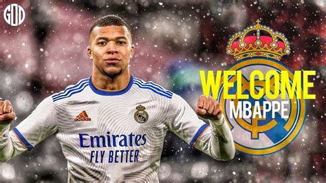 Write informative laconic excerpt under 30 words in mexican spanish for news below. Do not wrap it into quotation marks or html tags. Real Madrid legend Cristiano Ronaldo and a number of the team&apos;s stars have welcomed Kylian Mbappé to the club after Madrid confirmed the forward&apos;s arrival on a five-year contract.Madrid finally announced the signing of Mbappé on Monday, bringing an end to one of football&apos;s longest-running and highest-profile transfer sagas.- Stream on ESPN+: LaLiga, Bundesliga, more (U.S.)Mbappé described the move as "a dream come true," on his Instagram account, saying "nobody can understand how excited I am right now" alongside photos of himself wearing Madrid kit during a trial at the club as a youngster -- including one photo with then-Madrid star Ronaldo.Ronaldo, 39 -- who is Madrid&apos;s all-time leading goalscorer -- responded to Mbappé&apos;s post, saying: "My turn to �� Excited to see you light up the Bernabéu. ⚽️�� #HalaMadrid"Mbappé will join a Madrid side who are already reigning Spanish and European champions after they completed a double last season, winning LaLiga by a 10-point margin and beating Borussia Dortmund 2-0 in Saturday&apos;s Champions League final.Sources told ESPN that he will earn €15 million a year after tax at Madrid, and will receive a €150 million ($16.2m) signing-on fee, to be paid over the length of his contract.Several of Mbappé&apos;s new Madrid teammates posted on social media to welcome his arrival.Ahead of Madrid&apos;s official announcement of the signing on Monday, Vinícius Júnior posted a "watch" emoji in anticipation of the news."Welcome to your new home," goalkeeper Thibaut Courtois posted in French.France teammate Eduardo Camavinga shared a photo of himself with Mbappé on international duty, while midfielder Aurélien Tchouaméni posted "welcome home bro!"Even Brazil forward Rodrygo Goes -- whose place in the Madrid starting 11 could be threatened by Mbappé&apos;s arrival -- seemed happy to welcome the France star, posting a series of heart eye emojis.Mbappé is on international duty with France ahead of this summer&apos;s European Championship.Madrid have not yet confirmed when he will be presented at the Bernabéu, although that is expected to take place after his involvement with France has been concluded. ,Cristiano Ronaldo y estrellas del Real Madrid reciben a Kylian Mbappé tras su fichaje por cinco años. Mbappé: "Un sueño hecho realidad". Amenazada la alineación con su llegada.