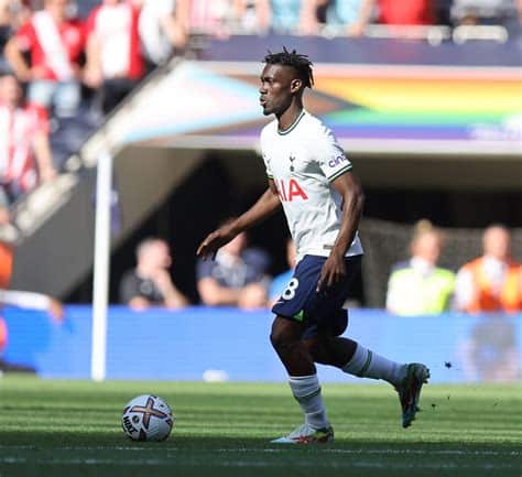 Write informative laconic excerpt under 30 words in mexican spanish for news below. Do not wrap it into quotation marks or html tags. Tottenham Hotspur midfielder Yves Bissouma was attacked with pepper spray by two assailants in the early hours of Sunday, the player&apos;s lawyer said, confirming media reports.The 27-year-old was with his partner outside a luxury hotel in Cannes when the incident occurred at around 4 a.m. The hooded attackers stole his watch worth €300,000 ($326,250) and fled.- Stream on ESPN+: LaLiga, Bundesliga, more (U.S.)Contacted by Reuters, Bissouma&apos;s lawyer Bastien Caire declined to comment further while the investigation is ongoing.Bissouma joined Spurs from Brighton in 2022 in a £25 million deal, signing a four-year contract with the north London club.He made 28 appearances in the Premier League this season but missed Spurs&apos; last two games due to a knee injury.Spurs finished fifth in head coach Ange Postecoglou&apos;s first season in charge. The Mali international represented his country at the 2024 Africa Cup of Nations, where they were knocked out by eventual tournament winners, Ivory Coast, in the round of 16. ,El mediocampista del Tottenham Hotspur, Yves Bissouma, fue atacado con gas pimienta por dos agresores en Cannes. Le robaron un reloj de €300,000.