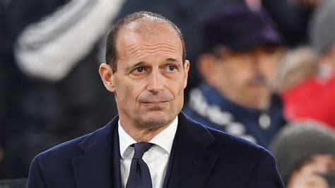 Write informative laconic excerpt under 30 words in mexican spanish for news below. Do not wrap it into quotation marks or html tags. Juventus and Massimiliano Allegri have decided to terminate the contract of their former head coach by mutual agreement, the Serie A club said on Monday.The 56-year-old was dismissed in May over his behaviour during and after the Coppa Italia final in which he was sent off as Juventus beat Atalanta 1-0 to win a record-extending 15th Italian Cup.- Stream on ESPN+: LaLiga, Bundesliga, more (U.S.)Allegri earned a red card in stoppage time for sarcastically applauding the referee when he grew angry at a decision and ripped off his jacket. Italian media reported that Allegri was also aggressive toward journalists after the match.Juventus said in a statement that Allegri&apos;s behavior was not in line with their "values."Allegri was Juventus&apos; coach for eight years over two spells, from 2014-2019 and 2021-2024, leading the team to five Serie A titles, five Italian Cups and two Italian Super Cups."Juventus Football Club and Massimiliano Allegri can confirm that they have mutually agreed to terminate his contract at the end of the current season," Juventus said in a statement."The club would like to thank Massimiliano Allegri for the results achieved during his years in charge of the team and wishes him the best for his professional future."The Italian club appointed Paolo Montero, who coaches the under-19s team, to take charge of the remainder of their 2023-24 Serie A campaign.The 52-year-old won four Serie A titles with Juventus during his time as a player between 1996 and 2005.On June 1, Juventus began the process of rejoining the European Club Association, after withdrawing from plans to form a European Super League. ,Juventus y Massimiliano Allegri acuerdan rescindir contrato por mutuo acuerdo. Entrenador despedido por comportamiento inapropiado durante final de Coppa Italia.