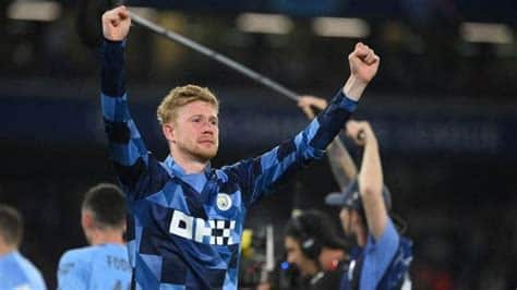 Write informative laconic excerpt under 30 words in mexican spanish for news below. Do not wrap it into quotation marks or html tags. Kevin De Bruyne has said he&apos;s "open" to a move to the Saudi Pro League (SPL) owing to the "incredible" financial gain that comes with a move to the Gulf nation.The Manchester City midfielder has one year left on his contract at the Etihad Stadium and has been linked with a move to Saudi Arabia.- Stream on ESPN+: LaLiga, Bundesliga, more (U.S.)A source has told ESPN that De Bruyne&apos;s representatives visited 10 Saudi clubs in three days in May and the Belgium international has admitted he&apos;s tempted by the monetary incentives on offer in the country."At my age you have to be open to everything," De Bruyne said in an interview with Belgian outlet HLN."You&apos;re talking about incredible amounts of money in what may be the end of my career. Sometimes you have to think about that."If I play there for two years, I will be able to earn an incredible amount of money. Before that I had to play football for 15 years. I may not even reach that amount yet."Then you have to think about what that could mean next. But at the moment I haven&apos;t had to think about that yet."De Bruyne has spent nine years at City, winning the Premier League title six times.He was restricted to 18 league appearances last season after missing the first five months of the campaign because of a hamstring injury.Now 32, De Bruyne, who has also been linked with a move to MLS, said it&apos;s time to start thinking about his next move."These are conversations that we are increasingly having as a family," added De Bruyne."I still have one year left on my contract, so I have to think about what could happen. My eldest son is now eight years old and knows nothing but England."He also asks how long I will play for City. Once the moment comes, we will have to deal with it in a certain way." ,Kevin De Bruyne consideraría unirse a la liga de Arabia Saudita por las ganancias financieras. Estrella del Manchester City, en conversaciones para posible traspaso.