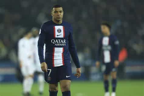 Write informative laconic excerpt under 30 words in mexican spanish for news below. Do not wrap it into quotation marks or html tags. Kylian Mbappé has said certain people at Paris Saint-Germain made him "unhappy" in his first news conference since completing his move to Real Madrid.Mbappé officially joined Madrid on a free transfer on Monday to bring the protracted saga to an end.- Stream on ESPN+: LaLiga, Bundesliga, more (U.S.)"I wasn&apos;t unhappy at PSG, that would be a slap in the face of the people who defended me, I have always been happy," Mbappé said at the news conference with the France national team on Tuesday."But certain things made me unhappy, but a player like me couldn&apos;t show that because I am a leader so I tried to be as positive as possible. The coach, the players and the employees of the club supported me, and it would be bad form to come and moan and say that I was unhappy. But certain things and people made me unhappy."Mbappé was involved in a row last summer with PSG president Nasser Al-Khelaifi over whether or not he would extend his contract beyond the end of the season.The 25-year-old added that the Parisian club told him that he wouldn&apos;t play at all in the season that has just concluded until he was "saved" by the club&apos;s manager Luis Enrique and sporting director Luis Campos.Mbappé said: "They [the club] made me understand that I wouldn&apos;t play, they told me to my face, they told me violently."Luis Enrique and Luis Campos saved me, I wouldn&apos;t have set foot on the pitch again without them."Just the fact I was playing was a great source of pride, but it&apos;s certain that next year I won&apos;t be satisfied with a year like that."Mbappé and France take on Luxembourg on Wednesday before facing Canada in their final warmup for Euro 2024.Their group includes Austria, the Netherlands and Poland. ,Kylian Mbappé expresó descontento en el PSG antes de unirse al Real Madrid, señalando ciertas personas como motivo en su presentación con la selección francesa.