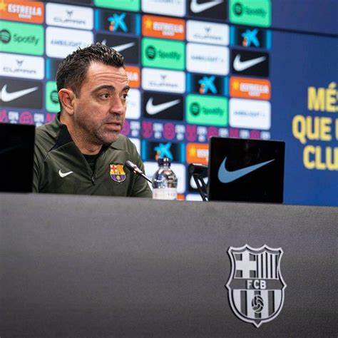 Write informative laconic excerpt under 30 words in mexican spanish for news below. Do not wrap it into quotation marks or html tags. Barcelona president Joan Laporta has revealed that doubts about whether Xavi Hernández genuinely believed in the current squad led to the decision to replace him with German coach Hansi Flick last month.Speaking for the first time since sacking Xavi, Laporta also confirmed Barça&apos;s desire to extend João Félix and João Cancelo&apos;s loan deals and sign a midfielder and a winger, while insisting the club&apos;s financial situation will not oblige them to listen to offers for their best players this summer.- Stream on ESPN+: LaLiga, Bundesliga, NWSL more (U.S.)Xavi had originally announced in January that he would step down at the end of the season, only to reverse his decision in April. However, just three weeks later, Laporta dismissed him."If Xavi can change his mind, so can we," Laporta said in an interview with Barça One, the Catalan club&apos;s in-house television channel."Everything was a bit forced when we decided to keep him on. Xavi is a club legend and his enthusiasm led us to the decision to ratify his position."At the time of his U-turn, I asked him: &apos;Do you believe in the team?&apos; He told me &apos;Yes.&apos; He said he had faith in this team."However, there were then comments in which he changed his discourse after conversations with [sporting director] Deco with respect to necessary changes to the squad."That forced me to reconsider the situation and I felt the squad needed a new impetus to be more competitive and get the best out of what we have."I have had to make these tough decisions with Barça legends. My heart told me he should stay on, but not my head."I hope [our] relationship can continue. I have been through it with [Ronald] Koeman, [Lionel] Messi, [Gerard] Piqué, [Sergio] Busquets, [Jordi] Alba and now Xavi. All decisions are made for the good of Barça -- the club comes first."In contrast, Laporta said Flick feels Barça, who finished second in LaLiga and exited the Champions League at the quarterfinal stage in 2023-24, can be successful with the current team."Flick feels capable of competing with this squad," the president explained. "That was decisive."Laporta said one of Flick&apos;s tasks will be to improve the players&apos; fitness, noting that it was an area where they struggled under Xavi."Flick&apos;s task is to win and he&apos;s accepted the challenge," he continued. "The players must be well-prepared physically. The youngsters, the substitutes, players like [Robert] Lewandowski ... everyone has to be in good shape physically."The physical preparation is essential because, with that, and having the ball, we can win everything. This season we saw the team dip after the 60th minute physically. We didn&apos;t finish games as we wanted -- in the two Clásicos, for example."I am not saying the team was not well prepared, but there are always things to improve. We need more."Laporta also looked ahead to the summer transfer window, claiming Barça will not need to let go of any of their best players if big offers arrive despite their financial problems -- "unless they ask to leave."In terms of signings, he added that the club would like to renew the loans of Félix and Cancelo, from Atlético Madrid and Manchester City respectively, and revealed the other areas of the team they would like to improve."We want the two Joãos to continue," he said. "The idea is that they are here for another year. Deco is working on it. Flick rates them highly and when he was at Bayern he was interested in signing Félix."We will study what [else] is needed with Flick. Maybe we need to strengthen in defensive midfield. [Andreas] Christensen has helped us there, but we have to add another player."We also think there are players in the B team, like [midfielder] Marc Casadó, who has had an extraordinary season. But we don&apos;t talk about players, just about positions."Just as we don&apos;t need a big transfer out, we don&apos;t believe we need big signings. Maybe a midfielder, a winger, but we also have an academy which can help fill these positions."We can compete in Europe with a squad based on the academy. That&apos;s what Flick has conveyed to us and what we think. We have a squad that can compete in Spain and Europe with the chance of success." ,El presidente del Barcelona, Joan Laporta, reveló que las dudas sobre Xavi Hernández llevaron a su reemplazo por Hansi Flick. Laporta busca mejorar el equipo sin necesidad de vender estrellas.