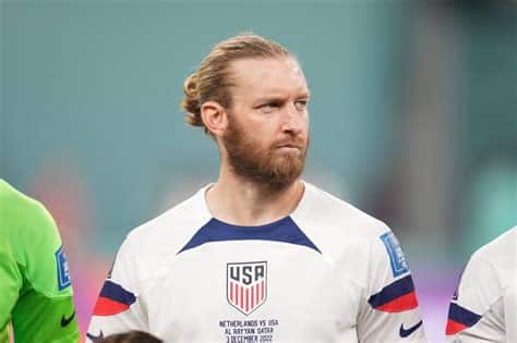 Write informative laconic excerpt under 30 words in mexican spanish for news below. Do not wrap it into quotation marks or html tags. MLS side Charlotte FC is in advanced talks with Fulham and United States defender Tim Ream, sources have told ESPN.A deal has not yet been reached, but talks between the two sides are ongoing to bring the 36-year-old to the U.S.- Stream on ESPN+: LaLiga, Bundesliga, more (U.S.)Ream&apos;s contract with Fulham expires in 2025, which will force Charlotte to pay an undisclosed transfer fee to the English team.Ream first joined Fulham from Bolton Wanderers in 2015, making 312 appearances since his debut. The 2023-24 campaign, however, saw the defender forced into a limited role after a calf injury in December left him out of the starting 11 for an extended period of time. Overall, he recorded one goal in 18 matches across all competitions.His time in Europe propelled Ream to become a key figure for the USMNT, earning 56 caps and starting all four games of the 2022 Qatar World Cup. He was called up in May for the team&apos;s training camp ahead of the 2024 Copa América, as Gregg Berhalter&apos;s side prepare for friendlies against Colombia on June 8 and Brazil on June 12 ahead of the summer tournament.Charlotte would look to Ream to play an active role in the backline. Head coach Dean Smith has previously been vocal about needing a left-footed center-back, in part prompting the move for the Fulham defender to MLS.Charlotte currently sits in fifth place of the Eastern Conference table with 25 points from 17 games, and a goal difference of zero after allowing 18 goals. ,Charlotte FC en conversaciones avanzadas con Tim Ream de Fulham y la selección de EE. UU. para sumarlo a la plantilla de la MLS. Ream, de 36 años, podría llegar próximamente a EE. UU.