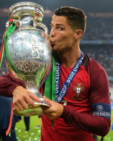 Write informative laconic excerpt under 30 words in mexican spanish for news below. Do not wrap it into quotation marks or html tags. Portugal captain Cristiano Ronaldo has called the national team "the love of his life" and considers it "a gift" to still be playing at the highest level aged 39.Ronaldo warmed up for his record-extending sixth European Championship by scoring twice in Tuesday&apos;s 3-0 triumph over the Republic of Ireland to increase his international men&apos;s record goal tally to 130."I know I don&apos;t have many years of football left," Ronaldo said. "It&apos;s a gift to play year after year, after 35. I&apos;m 39 and every year is about enjoying [myself]. To score for the national team is special. The national team is the love of my life, winning the Euros would be a dream."The former Real Madrid and Manchester United star has represented Portugal since 2003 and lifted the European Championship in 2016."For me, playing for the national team is a passion, a love," he said. "Any game is special, a European Championship is special, it will be my sixth, which is also a record."Playing in 2004, when I made my [European Championship] debut, or playing today, the feeling is always of pride and passion. It doesn&apos;t get any better than this."Portugal coach Roberto Martinez recently described Ronaldo as "unique."Despite missing out on silverware this season, Ronaldo scored a Saudi Pro League record 35 goals for Al Nassr in his first full campaign at the club."The most important thing is that I am well physically and psychologically," Ronaldo said. "I am prepared, I always prepare in the best way, I am 100% professional. I will be ready as always to help our country [at the Euros] and respect the coach&apos;s decisions."Ronaldo did not start in Portugal&apos;s last two games at the 2022 World Cup, including their 1-0 defeat to Morocco in the quarterfinals.The benching, according to then Portugal coach Fernando Santos, was not well received by the player.Portugal, now under Martinez, are among the favourites to win Euro 2024.Asked if they can replicate the feat of 2016, Ronaldo said: "The thought has to be that, be positive, take it step by step. Dreaming is free and this team has the talent to dream. Nothing can be achieved without work, we have to work and fight."We need to take advantage of this generation of talent to do something beautiful at the European Championship. But I repeat again: talent is not enough. We have to work. We want to start the European Championship in the best possible way."Portugal kick off their Group F campaign against Czechia on June 18. They also play Turkey and debutants Georgia in the first stage. ,El capitán de Portugal, Cristiano Ronaldo, considera a la selección nacional como "el amor de su vida" y a los 39 años sigue jugando al más alto nivel.