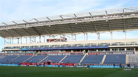 Write informative laconic excerpt under 30 words in mexican spanish for news below. Do not wrap it into quotation marks or html tags. playChicago Red Stars break NWSL attendance record (0:16)Playing at Wrigley Field, the Chicago Red Stars and Bay FC set a new NWSL attendance record with over 35,000 fans. (0:16)Jun 12, 2024, 05:13 PM ETFour days after setting a new single-game attendance record for the National Women&apos;s Soccer League (NWSL), the relocation of a September music festival has bumped the Chicago Red Stars from their usual home stadium.The Red Stars were scheduled to host San Diego Wave FC on Sept. 21, but event organizers for the three-day music festival Riot Fest announced on Wednesday that the Red Stars&apos; home, SeatGeek Stadium in Bridgeview, Illinois, will host the event from Sept. 20-22. That leaves the stadium unavailable to the Red Stars."It is unfair and unfortunate to have our club put in this situation, shining a light on the vast discrepancies in the treatment of women&apos;s professional sports versus men&apos;s sports," Red Stars president Karen Leetzow said in a statement."We are committed to ensuring our players and fans have a first-rate experience on and off pitch, and we are working diligently to find a solution that will ensure our Sept. 21 game is a success."Chicago set the NWSL attendance record on Saturday with a crowd of 35,038 fans at Wrigley Field, the team&apos;s first game at the hallowed baseball stadium. New Red Stars majority owner Laura Ricketts is co-owner of the Chicago Cubs, who call Wrigley Field home.Chicago Red Stars will be forced to move their Sept. 21 game away from SeatGeek Stadium. Melissa Tamez-USA TODAY SportsSince purchasing the Red Stars last year, Ricketts has been vocal that SeatGeek Stadium is not a long-term solution for the team. She has pushed publicly in recent months for the Red Stars to be part of the conversation around any public funding that goes toward sports stadiums, as the NFL&apos;s Bears and MLB&apos;s White Sox look for money to go toward new facilities."We knew right from the beginning -- like, rewind back almost a year and a half ago when we started considering acquiring the Red Stars -- we knew that the current [stadium] situation was not the ultimate long-term solution," Ricketts told ESPN recently. "And really, the key to unlocking the door for this organization would be to solve that."SeatGeak Stadium opened in 2006 as the home of MLS&apos; Chicago Fire, but its suburban Chicago location and lack of access to public transportation made it a hard sell for fans. The Fire moved back to Soldier Field in 2020.News of the Red Stars&apos; issue underscores both a dire stadium situation in Chicago and a league-wide problem with most NWSL teams being second- or third-choice tenants in their home venues.Angel City FC, one of the league&apos;s most popular teams, had to reschedule its 2024 season opener weeks before the scheduled date in March because of an "unforeseen scheduling conflict." There was another event taking place in Exposition Park that day -- not even in BMO Stadium, where MLS&apos; LAFC is the first-choice tenant.NWSL commissioner Jessica Berman has been vocal recently about facilities issues being near or at the top of the list for clubs to solve. She told ESPN in a recent interview that ownership of facilities will be a major factor in determining which group the league chooses for its 16th team. That decision will be made later this year; bids were due last Friday."The bar is even higher than I thought it could be in 2024," Berman told ESPN. "And I think our ownership groups want to really expedite their ability to figure out how to control their own destiny, which means you have to have priority in your building."It makes running a business really hard when virtually the whole league are tenants."The Kansas City Current opened CPKC Stadium in March and has sold out every home game thus far in the 11,500-seat stadium. It is the first stadium built specifically for an NWSL team.All other NWSL teams rent their stadiums and share those facilities with various men&apos;s sports teams, ranging from MLS to NFL and college football. ,Las Chicago Red Stars rompen récord de asistencia en la NWSL con más de 35,000 fanáticos en el Wrigley Field. Mudanza de estadio por festival de música.