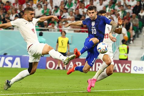 Write informative laconic excerpt under 30 words in mexican spanish for news below. Do not wrap it into quotation marks or html tags. Christian Pulisic scored with a clever free kick to help the United States to a 1-1 draw with Brazil in Orlando, Florida, on Wednesday night, as the two teams prepare to play in this summer&apos;s Copa América.After losing 5-1 to Colombia in a friendly on Saturday and going behind to Brazil early in the match after Rodrygo goal, it looked like another long night was in story for Gregg Berhalter&apos;s side.But Pulisic, fresh off a stellar year with club team AC Milan, earned a free kick at the top of the area and sent Brazil keeper Allison the wrong way with a low line drive through traffic that found the back of the net.Rodrygo opened the scoring after 17 minutes as Brazil pounced on a misplaced Matt Turner clearance to regain possession before Raphinha set the Real Madrid forward up for a smooth finish.The U.S. could have had more as Allison turned away Pulisic from close range in the second half and stuffed Brenden Aaronson on the doorstep to keep the score level.It was the first time in 20 meetings that the U.S. has drawn with Brazil and snapped an 11-game losing streak dating back to 1998.The Copa America runs from June 20 to July 14 in the United States, where the host nation plays Bolivia on June 23, followed by matches against Panama and Uruguay in Group C.Nine-times champions Brazil kick off their Group D campaign against Costa Rica on June 24 before facing Paraguay and Colombia.,Christian Pulisic anotó un gol de tiro libre para el empate 1-1 de EE. UU. contra Brasil en Orlando. Preparándose para la Copa América.