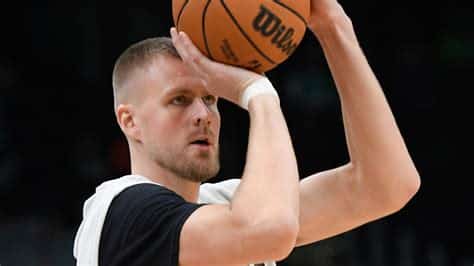 Write informative laconic excerpt under 30 words in mexican spanish for news below. Do not wrap it into quotation marks or html tags. Kristaps Porzingis ha tenido una carrera marcada por lesiones y altibajos. Porzingis promedió 20.2 puntos, 8.1 rebotes y 2.3 asistencias por partido la temporada pasada, y fue uno de los cuatro jugadores en alcanzar al menos 1.5 triples y 1.5 tapones por partido. A pesar de sus números sólidos, Porzingis ha jugado solo 51 juegos la temporada pasada y ha perdido una parte significativa del calendario en las últimas seis temporadas debido a lesiones.,Kristaps Porzingis, con altos números y lesiones recurrentes, busca mantenerse en forma para la próxima temporada de la NBA.