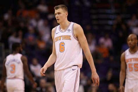 Write informative laconic excerpt under 30 words in mexican spanish for news below. Do not wrap it into quotation marks or html tags. Kristaps Porzingis sigue siendo un jugador talentoso y único a pesar de sus altibajos en su carrera. Porzingis promedió 20.2 puntos, 8.1 rebotes y 2.3 asistencias la temporada pasada, pero solo jugó 51 partidos debido a lesiones. A pesar de su consistencia estadística, las lesiones constantes de Porzingis hacen que sea una elección arriesgada en los drafts de fantasy. Si está sano, Porzingis puede tener grandes números y su llegada a los Washington Wizards podría ayudarlo a tener un mejor desempeño. Los fanáticos y los gerentes de fantasy deben considerar el historial de lesiones de Porzingis al decidir cuándo y dónde seleccionarlo en una liga de fantasy.,Kristaps Porzingis, talentoso pero con historial de lesiones. Potencial en los Wizards. Consideraciones clave para draft fantasy debido a lesiones pasadas.