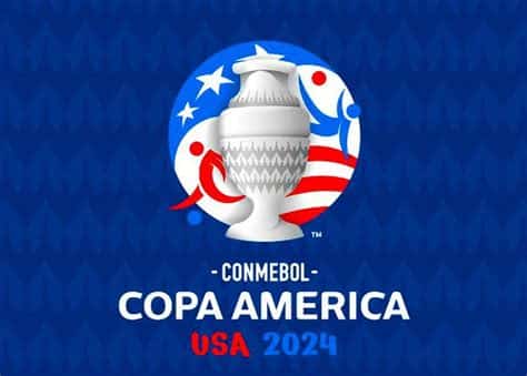 Write informative laconic excerpt under 30 words in mexican spanish for news below. Do not wrap it into quotation marks or html tags. U.S. Soccer will only earn a fraction hosting the 2024 Copa America on U.S. soil compared to the massive windfall from the 2016 tournament. Adam Hagy/ISI Photos/Getty Images for USSFOn June 20, the United States will officially begin hosting the Copa America for the second time, having previously hosted the 2016 Copa America Centenario. Just like eight years ago, a Copa America on U.S. soil figures to be one of the biggest -- and most lucrative -- soccer spectacles on the calendar.Reigning Copa and World Cup champions Argentina -- with one Lionel Messi in tow -- will compete, as will five-time World Cup champions Brazil. The U.S. men&apos;s national team will take part as well, which should raise the team&apos;s profile ahead of the 2026 World Cup, which the U.S. is co-hosting with Canada and Mexico.But unlike the 2016 edition, which funded the U.S. Soccer Federation&apos;s activities for the years that followed, the Copa America this time around will offer a far smaller financial benefit to the host country.In 2016, U.S. Soccer cleared around $75 million from hosting the Centenario, based on federation financial disclosures, as well as the recollections of multiple federation sources, both past and present. Additionally, Soccer United Marketing, or SUM, the marketing arm of Major League Soccer, won the bid to sell sponsorships for the tournament and helped U.S. Soccer with ticket sales, pumping even more money into the American soccer ecosystem.U.S. Soccer&apos;s cash on hand ballooned from $65.4m at the end of the 2016 fiscal year -- which ended on March 31, 2016 -- to $104.6m at the end of the 2017 fiscal year. That cash infusion from the Centenario meant U.S. Soccer could operate on a deficit, spending more than it was bringing in for years afterward.This time around, however, U.S. Soccer can&apos;t expect the same influx. According to federation sources, as well as the federation&apos;s 2024 Book of Reports, the U.S. is receiving $10m, plus a 5% "sanctioning fee" on ticket sales (after sales taxes and facility fees). Sources expect that percentage to amount to between $10-15m, making the federation&apos;s total haul for hosting the Copa America will between $20-25m.So, why the much smaller windfall? In large part, it&apos;s down to the evolving state of international soccer politics at the confederation level.The hosting rights for the 2016 Centenario were first awarded to the U.S. in May of 2014, and a year later, the respective leadership ranks of Concacaf and CONMEBOL were cleared out by the U.S. Department of Justice&apos;s investigation into FIFA corruption.Jeffrey Webb and Jack Warner -- then the current and former presidents of Concacaf -- were among those charged with racketeering and bribery offenses. Chuck Blazer, the Concacaf general secretary, had already pled guilty. Nicolas Leoz and Eugenio Figueredo, both previous presidents of CONMEBOL, were also indicted. Additional indictments were issued to Webb&apos;s successor, Alfredo Hawit, and CONMEBOL president Juan Angel Napout.The firm that owned the tournament&apos;s media rights was also wrapped up in the legal scandal, having doled out what the U.S. Department of Justice described as "tens of millions of dollars" in bribes. That allowed U.S. Soccer&apos;s longtime partner, SUM, the chance to swoop in and take some of those rights over.The indictments put the tournament at risk, but at the behest of then-president Sunil Gulati and then-chief commercial officer Jay Berhalter, U.S. Soccer was willing to step in and assume all of the financial risk by covering the overhead costs of hosting. This allowed Gulati and Berhalter to extract favorable contract terms that gave U.S. Soccer more tournament revenue -- especially from ticket sales -- via a local organizing committee (LOC) that essentially ran the tournament. Any profit the LOC made went right back into the federation&apos;s coffers.None of this was an easy sell to the U.S. Soccer board of directors, which needed to approve the plan to host the event. There were concerns about the reputational damage of doing business with Concacaf and CONMEBOL so close after the indictments. There was also the short lead time heading into the tournament, as well as the financial risk of putting money up front to pay for overheads. In fact, the U.S. Soccer board voted against hosting the tournament as late as the fall of 2015, only to be ultimately convinced that hosting would be beneficial to U.S. Soccer.Keep up to date with all the results, news coverage and stories on the biggest names and teams in the United States as the tournament progresses. Copa América 2024 "In the end, we impressed upon the board the importance of the event to Concacaf and CONMEBOL as part of their [financial stability] going forward," Gulati told ESPN.The tournament proved to be a massive hit. Attendance reached nearly 1.5 million, and averaged 46,370 spectators per match. And in this case, to the host went a good chunk of the spoils.Multiple sources tell ESPN that this reality later stuck in the craw of CONMEBOL. In the tournament&apos;s aftermath, it became apparent that COMNEBOL had left a lot of money on the table, and it later created some tension between U.S. Soccer and the South American confederation. But the alternative was to not have the tournament held at all, an unpopular idea given the precarious state of each party&apos;s respective finances.By January 2023, the governance of both Concacaf and CONMEBOL had stabilized and the two confederations signed a collaboration agreement in January of 2023 when the 2024 hosting rights were granted to the United States. More practically, CONMEBOL -- and to a lesser extent Concacaf -- weren&apos;t about to miss out financially again.The 2024 Copa is a joint venture between CONMEBOL and Concacaf with the two confederations splitting most of the proceeds, with U.S. Soccer set to get the aforementioned $10m, plus a 5% on ticket sales. U.S. Soccer will have no role in the actual running of the tournament. There is also a sense, in theory at least, that the member associations -- and not just the U.S. -- should benefit from the tournament&apos;s proceeds, which are expected to eclipse those of 2016."The [2016] tournament was extremely popular. I mean, we sold a lot of tickets very quickly," said then-SUM president Kathy Carter. "Now with the run-up that they have, I anticipate it to be equally, if not greater than what we experienced eight years ago."There is a line of thinking within some corners of the federation that the U.S. could have negotiated a better deal. Other sources counter that U.S. Soccer did pretty well considering that they aren&apos;t doing any of the heavy lifting as it relates to running the tournament.When asked if the federation could have extracted more money from the tournament, U.S. Soccer CEO J.T. Batson said, "We&apos;re incredibly excited about participating in the Copa and we think it&apos;s going to be great for our team and it&apos;s gonna be great for the country in the lead up to 2026."Herculez Gomez and Sebastian Salazar debate the biggest storylines and break down the best highlights that soccer in the Americas has to offer. Stream on ESPN+ (U.S. only) Certainly the financial benefits to the U.S. for hosting the 2024 Copa are more modest, but there is something to be said about the tournament priming the market ahead of the 2026 World Cup, which is being co-hosted with Canada and Mexico. The U.S. men&apos;s national team will also benefit by getting a series of competitive games that it won&apos;t otherwise see this cycle since there is no World Cup qualifying to keep the team sharp.U.S. Soccer will receive $2m just by having the USMNT participate in the Copa America, plus additional prize money if the team progress to the knockout rounds. But per the most recent collective bargaining agreement hashed out with the USMNT, 70% of any prize money will go to the players, with another 9% going into the pool of money split between the men&apos;s and women&apos;s national teams. U.S. Soccer will receive the remaining 21%, which will amount to $840,000 if the USMNT exits the tournament at the quarterfinal stage. Suffice to say, U.S. Soccer&apos;s coffers won&apos;t get the huge influx of cash that it received in 2016.It&apos;s clear that U.S. Soccer&apos;s influence at Concacaf and FIFA level is at a low ebb, due in part to the heavy turnover in the federation&apos;s leadership, too.Previously, the likes of Alan Rothenberg, Gulati and former president Carlos Cordeiro, spent decades cultivating relationships inside those organizations. That is something that current U.S. Soccer president Cindy Parlow Cone, who has been in her post for four years, as well as Batson, who was hired 20 months ago, can&apos;t match just yet. That may change in time, and Cone was named to the Concacaf Council in 2023. Still, the icy relations between Cordeiro and some elements of the current U.S. Soccer leadership mean his position as senior advisor to FIFA president Gianni Infantino isn&apos;t something that can be leveraged to its fullest extent.For now, though, U.S. Soccer will have to be happy with the deal it has made, and hope that the Copa America ends up priming the pump for the 2026 World Cup. ,La Copa América 2024 en EE. UU. generará $20-25m, menos que en 2016, pero elevará la vitrina de la selección previo al Mundial 2026.