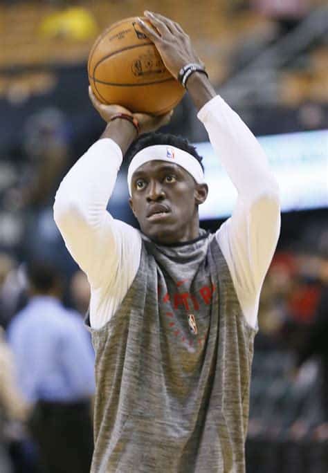 Write informative laconic excerpt under 30 words in mexican spanish for news below. Do not wrap it into quotation marks or html tags. Pascal Siakam tuvo una fuerte temporada 2021-2022, liderando la NBA en minutos por juego y estableciendo nuevos máximos en rebotes, asistencias y robos. Siakam jugó principalmente como centro debido a la estrategia de small-ball de los Raptors, y se espera que continúe jugando en esa posición en la próxima temporada. Siakam ha sido objeto de rumores de intercambio, pero se espera que siga siendo una pieza clave en los planes de reconstrucción de los Raptors, especialmente después de la partida de Kyle Lowry.,Siakam brilló en la NBA 2021-2022, destacando como centro en los Raptors. A pesar de rumores de intercambio, seguirá siendo clave en la reconstrucción del equipo.