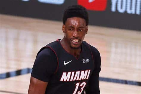 Write informative laconic excerpt under 30 words in mexican spanish for news below. Do not wrap it into quotation marks or html tags. Bam Adebayo ha mejorado sus estadísticas de puntos, tiros y robos por partido por quinta temporada consecutiva. Adebayo promedió un doble-doble de 19.1 puntos y 10.1 rebotes, junto con 3.4 asistencias, 1.4 robos y 0.8 bloqueos por partido. Aunque no fue seleccionado para el All-Star la temporada pasada, Adebayo tuvo mejores números que cuando sí fue seleccionado en 2019-20.,Bam Adebayo mejora estadísticas por quinta temporada consecutiva, con promedio de doble-doble de 19.1 puntos y 10.1 rebotes por partido.