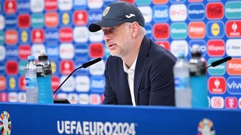 Write informative laconic excerpt under 30 words in mexican spanish for news below. Do not wrap it into quotation marks or html tags. playHislop: Both Slovakia and Romania deserved to go through (2:25)Shaka Hislop reveals he was pleasantly surprised by Slovakia and Romania&apos;s performances in group E as Romania topped the group against the odds. (2:25)Jun 26, 2024, 04:01 PM ETSuggestions that Romania and Slovakia would manipulate the draw that guaranteed both progressed to the Euro 2024 last 16 were shameful, Romania coach Edward Iordanescu said on Wednesday after the game ended 1-1.The complexities of Group E, in which all four teams were on three points after two matches, meant one point each would suffice whatever happened in the other game between Belgium and Ukraine.Slovakia led with an Ondrej Duda header but Romania equalised thanks to Razvan Marin&apos;s penalty after a foul on Ianis Hagi and both sides had further chances in a match played partly in a huge thunderstorm.Romania finished top with four points ahead of Belgium, who drew 0-0 with Ukraine -- courtesy of scoring more goals in the group -- while Slovakia advanced as one of the best third-placed teams.It was the first time in 24 years Romania have reached the European Championship knockout rounds, reviving memories of their great teams of the past.Iordanescu spoke of his pride in the new generation, saying they had restored Romania&apos;s spirit, but he was clearly agitated that anyone thought his side would play for a draw.Romania coach Edward Iordanescu was furious with suggestions his team had arranged for a draw with Slovakia. Harriet Lander - UEFA/UEFA via Getty Images"I believe it was clear that both teams gave everything for 80 minutes," Iordanescu told reporters. "Everybody gave their best. To speak before a game and to throw mud to the teams and to the players and to our work and to our dignity is shameful."They should have waited and see and then judge us, so this was shameful, it was not nice. They threw this garbage to us but not just to us but to the team, to our fans and to everybody."We showed that we have character. Romania all the time fights with character and if we were going to lose and go home, we would have gone home but with our dignity intact."Iordanescu did not point the finger at anyone in particular but former Romania player Danut Lupu had stirred the pot by saying in an interview with AS.Ro that a draw had been arranged and there was no point risking a loss.The statistics did not suggest two sides not going for the win with Slovakia having 13 goal attempts to Romania&apos;s nine, nine of them on target. Iordanescu said only in the last 10 minutes did his team play to secure the draw.Romania have impressed at the tournament, as have their passionate fans who celebrated wildly on Wednesday."Almost the whole stadium was yellow. They were so close. They followed us at the train station, at the hotel, when we went on trips, training, when we got back to the hotel," Iordanescu said."That&apos;s absolutely incredible. And I really hope that this will continue." ,Romania y Eslovaquia avanzan en la Euro 2024; entrenador rumano rechaza acusaciones de manipulación del sorteo. Rumanía lidera el grupo E.