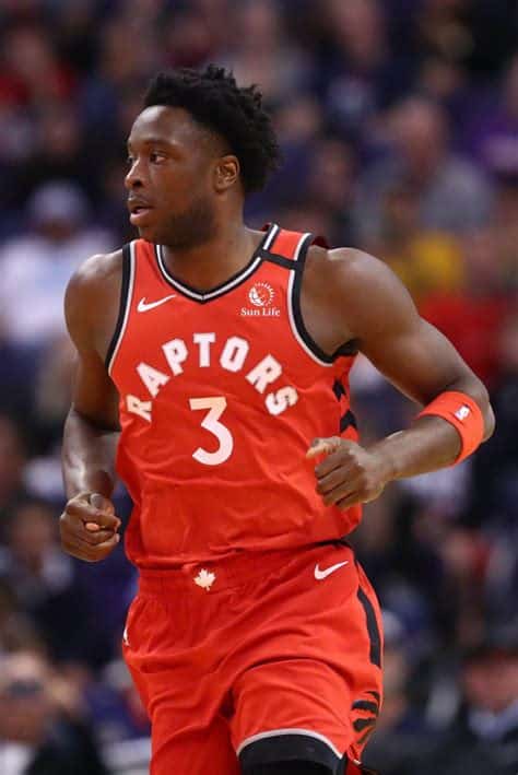 Write informative laconic excerpt under 30 words in mexican spanish for news below. Do not wrap it into quotation marks or html tags. OG Anunoby, jugador de los Toronto Raptors, se espera que esté saludable para el inicio de la temporada 2021-2022 después de perderse 10 juegos debido a una lesión en la pantorrilla la temporada pasada. Anunoby ha mejorado progresivamente en todas las áreas de su juego y promedió 15.9 puntos, 5.5 rebotes, 1.5 robos y 2.4 triples por partido en la temporada anterior. El jugador ha demostrado ser una opción valiosa en el fantasy basketball, contribuyendo en múltiples categorías y promediando 26.8 puntos de fantasía por partido. Aunque su porcentaje de tiros de campo ha disminuido en comparación con temporadas anteriores, se espera que su papel en los Raptors aumente con la partida de Pascal Siakam y la llegada de Otto Porter al equipo.,OG Anunoby saludable para temporada 2021-2022. Mejora en juego, valioso en fantasy basketball. Rol clave en Raptors.