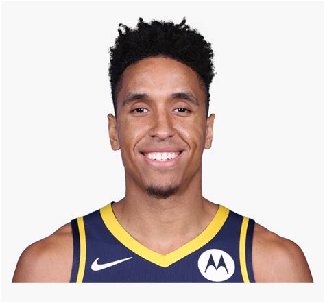 Write informative laconic excerpt under 30 words in mexican spanish for news below. Do not wrap it into quotation marks or html tags. Malcolm Brogdon fue traspasado de los Indiana Pacers a los Boston Celtics como parte de la reconstrucción de los Pacers. Brogdon, quien promedió 21.2 puntos, 5.3 rebotes y 2.6 triples por partido la temporada pasada, jugará como suplente en los Celtics. El base de 28 años brindará capacidad de pase (4.8 asistencias por partido en su carrera) y anotación eficiente desde el perímetro al equipo de Boston.,Traspaso de Malcolm Brogdon de Pacers a Celtics fortalece a Boston con su anotación y habilidades de pase, convirtiéndose en un suplente clave.