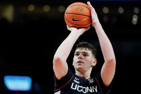 Write informative laconic excerpt under 30 words in mexican spanish for news below. Do not wrap it into quotation marks or html tags. Donovan Clingan, jugador destacado de la preparatoria, se convierte en campeón de UConn y tiene perspectivas para la NBA. Se revelan los principales prospectos y predicciones para el Draft de la NBA 2024. Se da a conocer el orden y los mejores prospectos para el Draft de la NBA 2024.,Donovan Clingan, campeón de UConn y promesa NBA. Prospectos y predicciones para el Draft 2024 revelados. Orden y mejores jugadores anunciados.