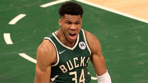 Write informative laconic excerpt under 30 words in mexican spanish for news below. Do not wrap it into quotation marks or html tags. Giannis Antetokounmpo sigue mejorando en la NBA y alcanzó nuevos récords en puntos y tiros libres en la temporada pasada. A pesar de su pobre porcentaje de tiros libres, Antetokounmpo sigue siendo un jugador destacado en la fantasía de baloncesto y se proyecta como uno de los mejores jugadores de la liga. Antetokounmpo ha ganado varios premios individuales, incluyendo el MVP y Jugador Defensivo del Año, y su papel en los Milwaukee Bucks es fundamental para el éxito del equipo.,Giannis Antetokounmpo, estrella en ascenso de la NBA, bate récords en puntos y tiros libres. Su impacto en los Bucks y la fantasía de baloncesto es indiscutible.