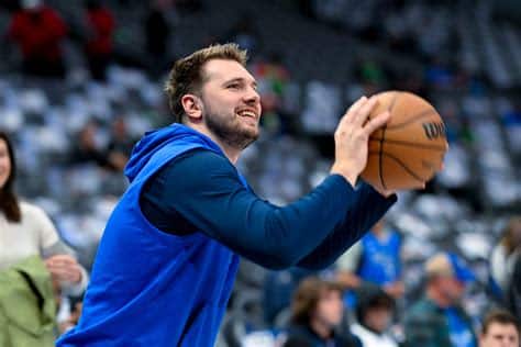 Write informative laconic excerpt under 30 words in mexican spanish for news below. Do not wrap it into quotation marks or html tags. Luka Dončić, jugador de los Mavericks, ha firmado una extensión de contrato de cinco años y $207 millones. En la temporada 2020-2021, Dončić promedió 27.7 puntos, 8.6 asistencias y 8.0 rebotes, con una mejora en su porcentaje de tiros de campo y de tres puntos. Dončić es el favorito para el premio de Jugador Más Valioso (MVP) en la próxima temporada de la NBA.,Luka Dončić firma extensión millonaria con Mavericks tras destacada temporada. Favorito para MVP en la NBA.