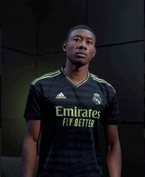 Write informative laconic excerpt under 30 words in mexican spanish for news below. Do not wrap it into quotation marks or html tags. Real Madrid fans have been given a first look at the kit that new signing Kylian Mbappé will be wearing at the Bernabéu next season.The Champions League winners have released their new home shirt for 2024-25 season and, without wishing to ruin the surprise, they&apos;ve gone with all-white again.- Stream on ESPN+: LaLiga, Bundesliga, more (U.S.)Mbappé, who was officially announced as Madrid&apos;s newest Galactico signing on Monday after leaving Paris Saint-Germain at the end of his contract, is ranked No. 1 among forwards in ESPN&apos;s FC 100 ranking of the world&apos;s best men&apos;s footballers.It would appear that the France striker was not on board in time to pose in the promo images for the jersey he will don when he begins his LaLiga career next season. Instead, the likes of Jude Bellingham, Vinícius Júnior and Linda Caicedo were assembled for the big reveal.The jersey itself is a traditional field of pristine white with black trim. Black was last used in 2018-19, since when manufacturers Adidas have cycled through various combinations of blue, purple and gold embellishments.The 2024-25 design is simple and evokes several previous Real kits of the 2000s era, although this iteration features a subtle Houndstooth pattern woven into the fabric which is inspired by the traditional "Chulapo" jackets and waistcoats worn by the people of Madrid during the city&apos;s annual San Isidro festival.With Mbappé leading the European champions&apos; ridiculously stacked forward line, the Spanish giants will be favourites to retain the LaLiga title and win a record-extending 16th Champions League crown next term.Whether or not they achieve it, at least they&apos;ll look good as they try. ,Aficionados del Real Madrid echan primer vistazo al nuevo kit de Kylian Mbappé para la temporada 2024-25. Blanco total con toque negro. Estilo clásico con influencia madrileña.