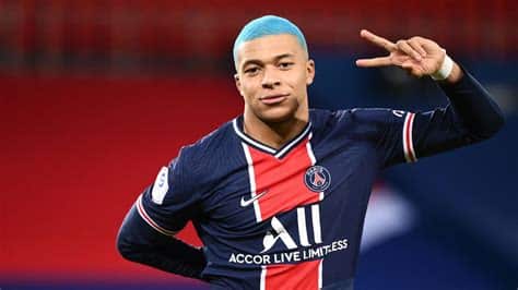 Write informative laconic excerpt under 30 words in mexican spanish for news below. Do not wrap it into quotation marks or html tags. Paris Saint-Germain have yet to pay Kylian Mbappé his bonus plus two months in 2024 wages, sources told ESPN, a factor that contributed to his comments on Tuesday about being unhappy with the club.On Tuesday, Mbappé said certain people at PSG made him "unhappy" in his first news conference since completing his move on a free transfer to Real Madrid.- Stream on ESPN+: LaLiga, Bundesliga, NWSL more (U.S.)On Wednesday, sources told ESPN that PSG felt he was being "ungrateful" in his comments and added that PSG&apos;s won&apos;t pay the back-pay in wages nor the bonus in an effort to recoup the €80 million ($86m) for his departure, which the source said that Mbappé agreed to with PSG back in August.Sources said that Mbappé is seeking the back-pay because PSG sidelined him for the end of the season once he told them he was leaving the club.He is owed his February bonus plus April and May wages and it is yet to be seen whether the club will pay him his June wages, sources said.Sources denied that anyone within the club told Mbappé he would never play again during the season and added that the club had tried to do everything possible to make him and keep him happy for the past seven years.Speaking at a news conference with the France national team on Tuesday, Mbappé said that the Parisian club told him that he wouldn&apos;t play at all in the 2023-2024 season.Mbappé had been involved in a row last summer with PSG president Nasser Al-Khelaifi over whether or not he would extend his contract beyond the end of the season. He credited the club&apos;s manager Luis Enrique and sporting director Luis Campos with "saving" him."They [the club] made me understand that I wouldn&apos;t play, they told me to my face, they told me violently," Mbappé said. "Luis Enrique and Luis Campos saved me. I wouldn&apos;t have set foot on the pitch again without them. Just the fact I was playing was a great source of pride, but it&apos;s certain that next year I won&apos;t be satisfied with a year like that."PSG plan to move on with a new project more based on collective strength, sources told ESPN.  ,Fuentes de ESPN informan que el PSG no ha pagado a Mbappé su bonus ni dos meses de salario de 2024, lo que ha contribuido a su malestar en el club.