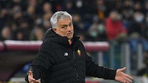 Write informative laconic excerpt under 30 words in mexican spanish for news below. Do not wrap it into quotation marks or html tags. ISTANBUL -- Fenerbahce say new coach Jose Mourinho is set to earn €10.5 million ($11.4 million) a year in salary after he agreed on a two-year contract.Fenerbahce revealed the figures in a declaration to inform the stock market on Wednesday, three days after the storied Turkish club presented Mourinho to thousands of fans at their stadium.- Stream on ESPN+: LaLiga, Bundesliga, NWSL more (U.S.)There was no mention of the size of any bonuses in Mourinho&apos;s contract.Mourinho has been tasked with winning the Turkish league, something Fenerbahce have not achieved since 2014. The team were beaten to the title by fierce rivals Galatasaray last month. Fenerbahce will also enter the Champions League in the early qualifying rounds in July.Mourinho has not worked outside of the top five European leagues since 2004, when he left Porto after winning the Champions League and joined Chelsea, which was on the rise under then-owner Roman Abramovich.Since then, he has also coached Inter Milan, Real Madrid, Manchester United and Tottenham in a career filled with trophies and off-field controversy.Meanwhile, another Istanbul-based club, Besiktas, announced Wednesday that Giovanni van Bronckhorst has agreed to join the team as head coach.The Dutch coach has agreed to a two-year contract with the option of extending by another season, Besiktas said in a statement posted on their website.Van Bronchorst last coached Rangers, taking the Scottish team to the Europa League final in the 2021-22 season. ,José Mourinho firmó contrato de dos años con Fenerbahce, con un salario anual de €10.5 millones. Van Bronckhorst se une a Besiktas como entrenador.