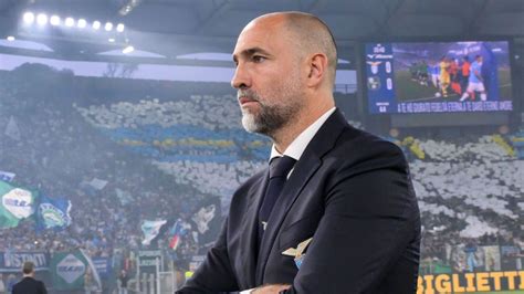 Write informative laconic excerpt under 30 words in mexican spanish for news below. Do not wrap it into quotation marks or html tags. Igor Tudor has resigned from his role as Lazio coach, after less than three months in charge, the Serie A club said on Wednesday.Tudor replaced Maurizio Sarri when he resigned as manager in March, and signed an 18-month contract. At the time, Lazio were ninth in the standings, and Tudor took them to a seventh-placed finish, and Europa League qualification.- Stream on ESPN+: LaLiga, Bundesliga, NWSL more (U.S.)"S.S. Lazio announces that, today, Igor Tudor has resigned as head of the first team," the club said in a statement."The Club would like to thank the coach for his work and wishes him the best of luck personally and professionally."The 46-year-old Croatian has previously managed Hellas Verona and Udinese in Italy, and took Marseille to a third-placed finish in Ligue 1 in the 2022-23 season before leaving the club in June last year. ,El técnico Igor Tudor renuncia a su cargo en Lazio después de menos de tres meses. Clasificó al equipo séptimo y a la Liga Europa.